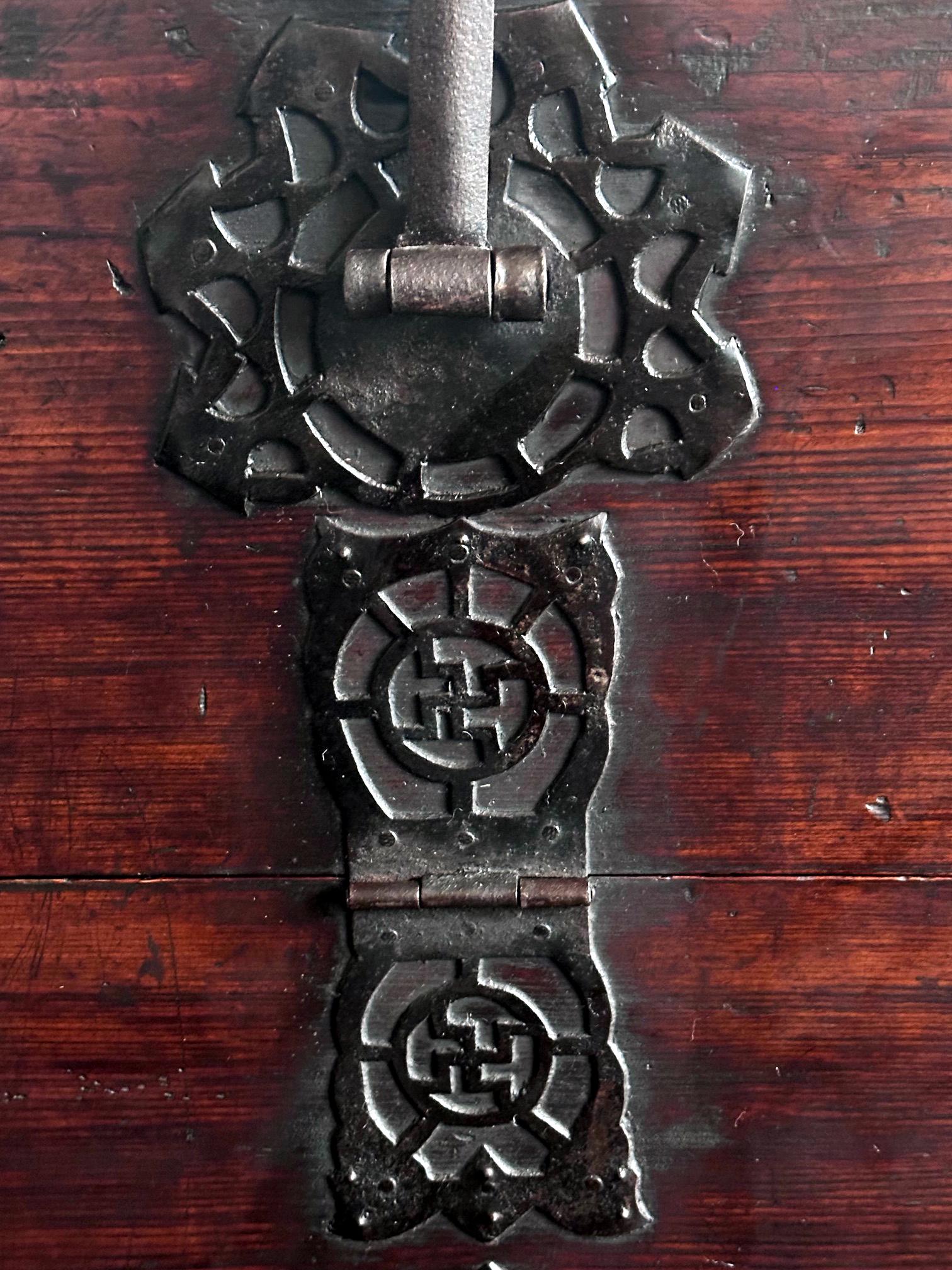Rare Antique Korean Nothern Bandaji from Hwanghae Do For Sale 5