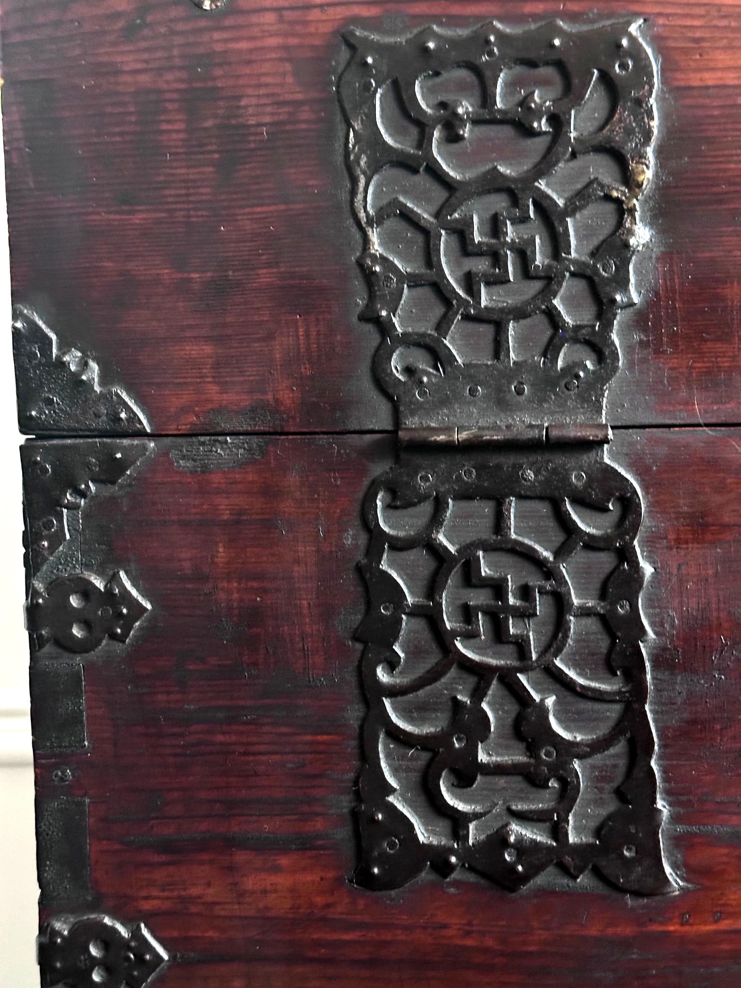 Rare Antique Korean Nothern Bandaji from Hwanghae Do For Sale 7
