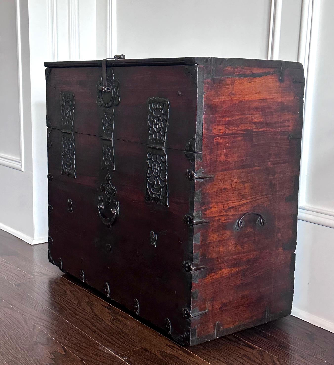 Other Rare Antique Korean Nothern Bandaji from Hwanghae Do For Sale