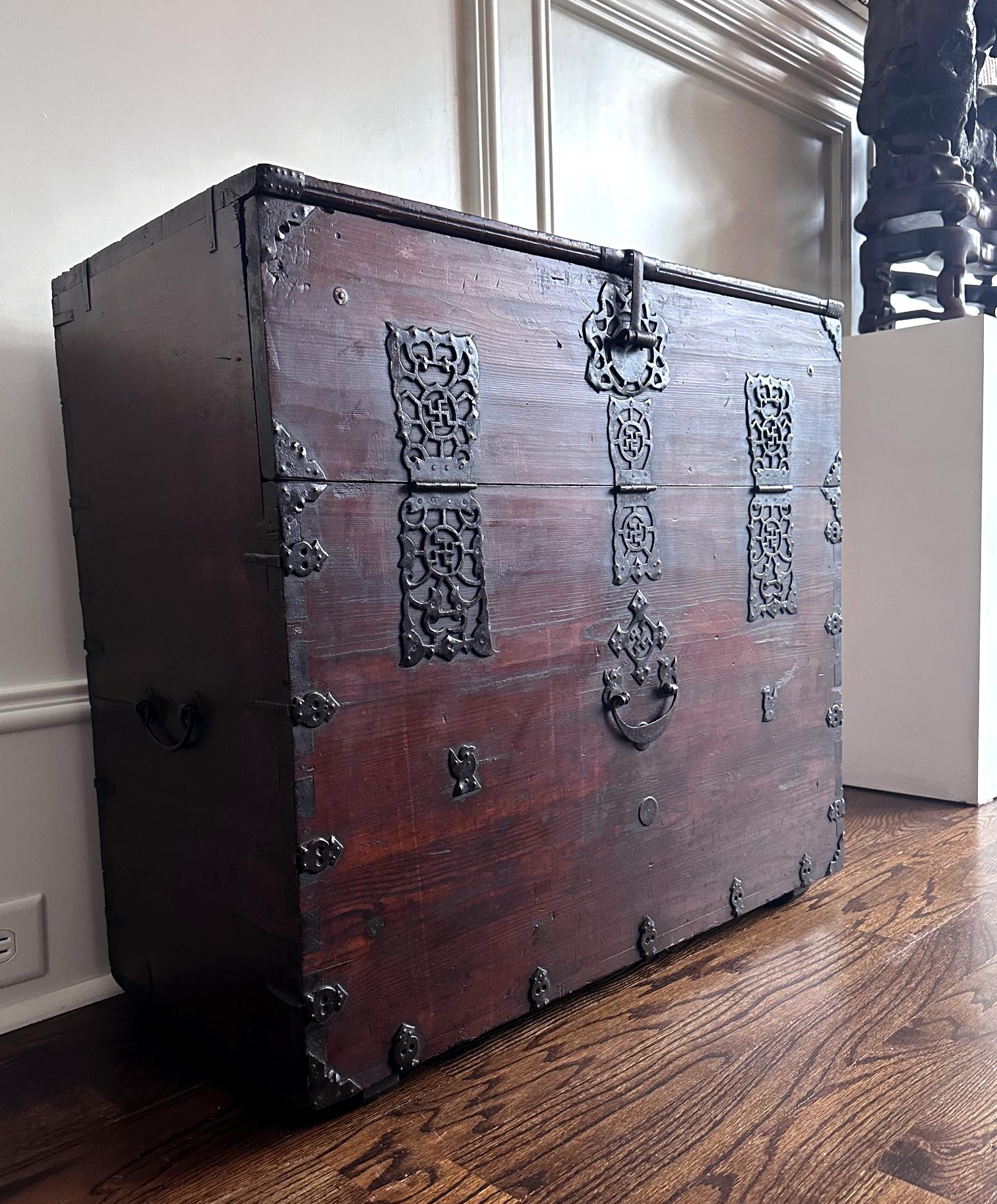 Rare Antique Korean Nothern Bandaji from Hwanghae Do In Good Condition For Sale In Atlanta, GA