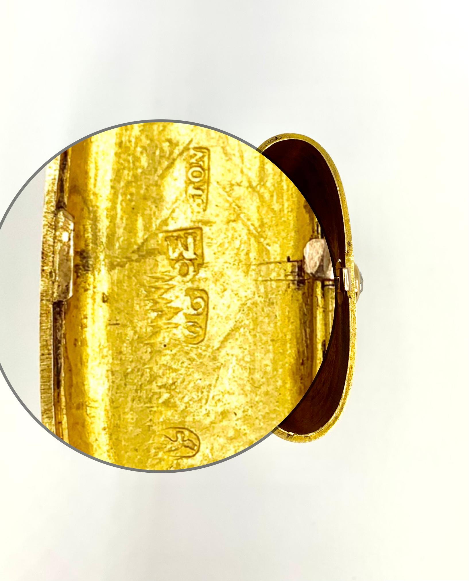 Rare boîte ovale ancienne Allégorie de l'amour en or 18 carats à trois couleurs et diamants, vers 1800 Bon état - En vente à New York, NY