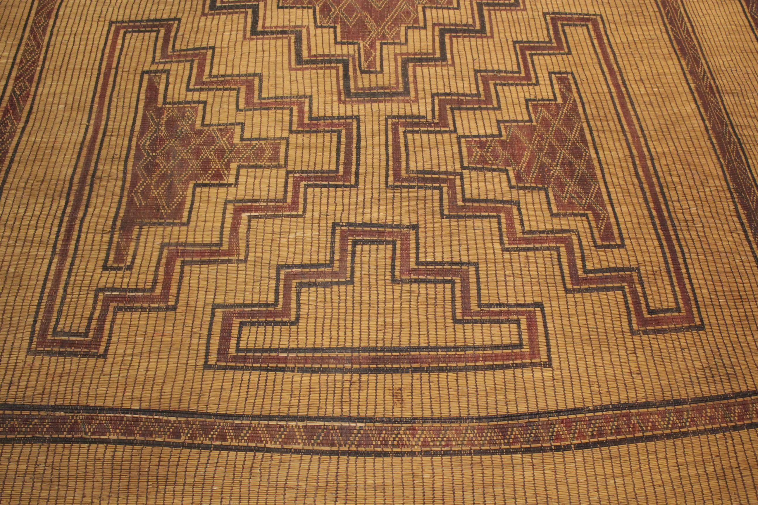 Rare Antique Mauritanian Saharan Tuareg Leather and Reed Large Rug  In Good Condition For Sale In Milan, IT