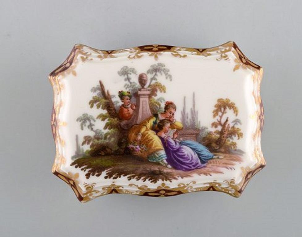 Rare antique Meissen tabatiere in hand painted porcelain with romantic scenery and gold decoration. Dated 1876.
Measures: 10 x 6.5 cm.
Stamped.
In very good condition.
2nd factory quality.