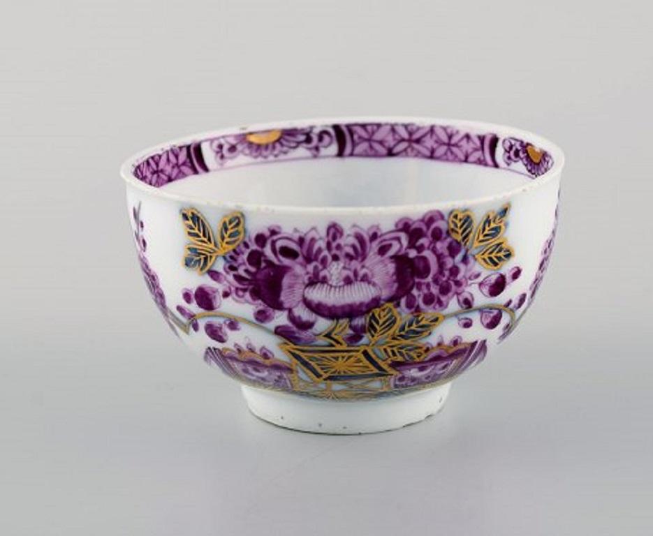 Rare antique Meissen teacup in hand painted porcelain with purple flowers and gold decoration, 18th-19th century.
Measures: 8 x 4.6 cm.
In excellent condition. Burning crack in the bottom.
Signed.