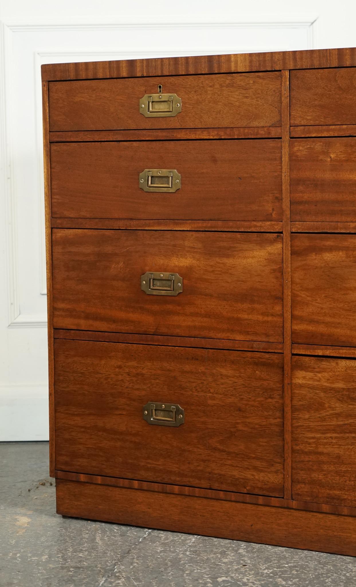 Britannico RARE ANTICHE CAMPAGNE MILITARI MERCHANTS COUNTER SiDEBOARD GRADUATED DRAWERS in vendita