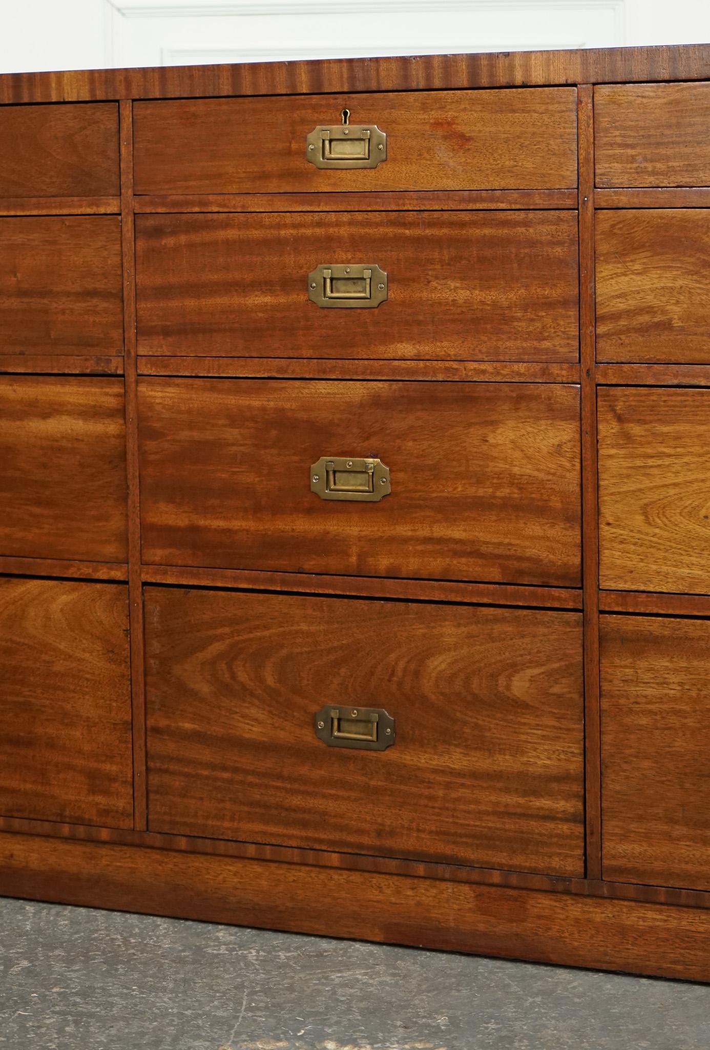 Fatto a mano RARE ANTICHE CAMPAGNE MILITARI MERCHANTS COUNTER SiDEBOARD GRADUATED DRAWERS in vendita