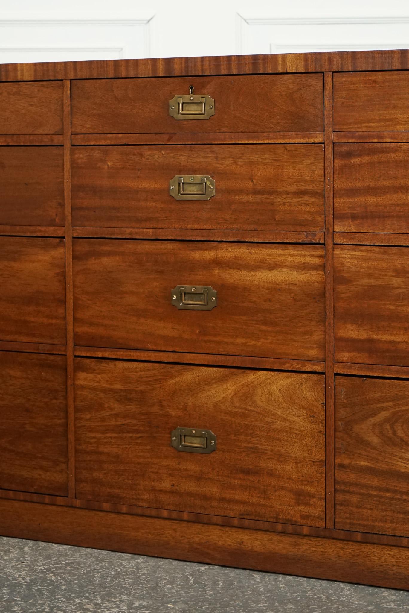 RARE ANTICHE CAMPAGNE MILITARI MERCHANTS COUNTER SiDEBOARD GRADUATED DRAWERS In condizioni buone in vendita a Pulborough, GB