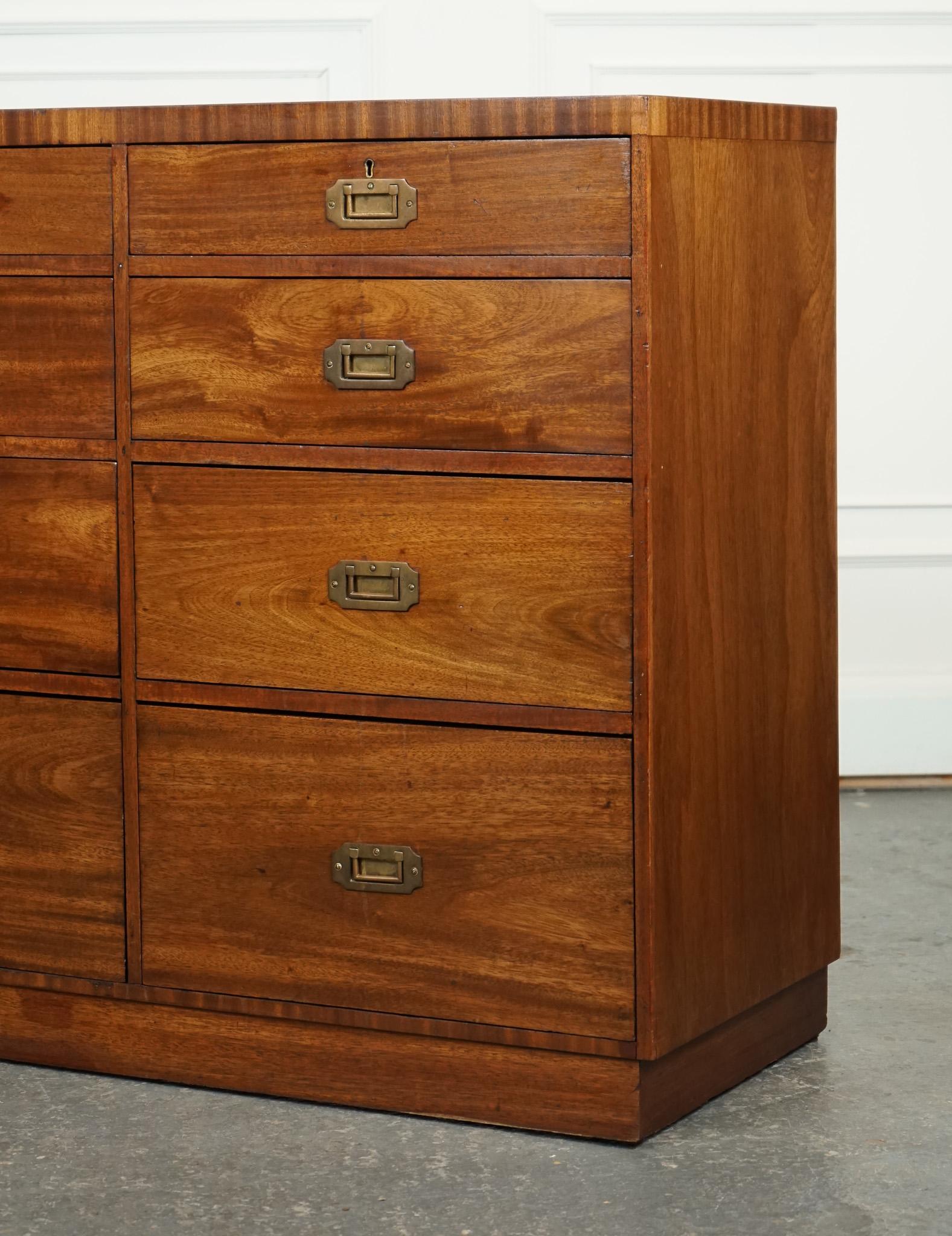 XX secolo RARE ANTICHE CAMPAGNE MILITARI MERCHANTS COUNTER SiDEBOARD GRADUATED DRAWERS in vendita