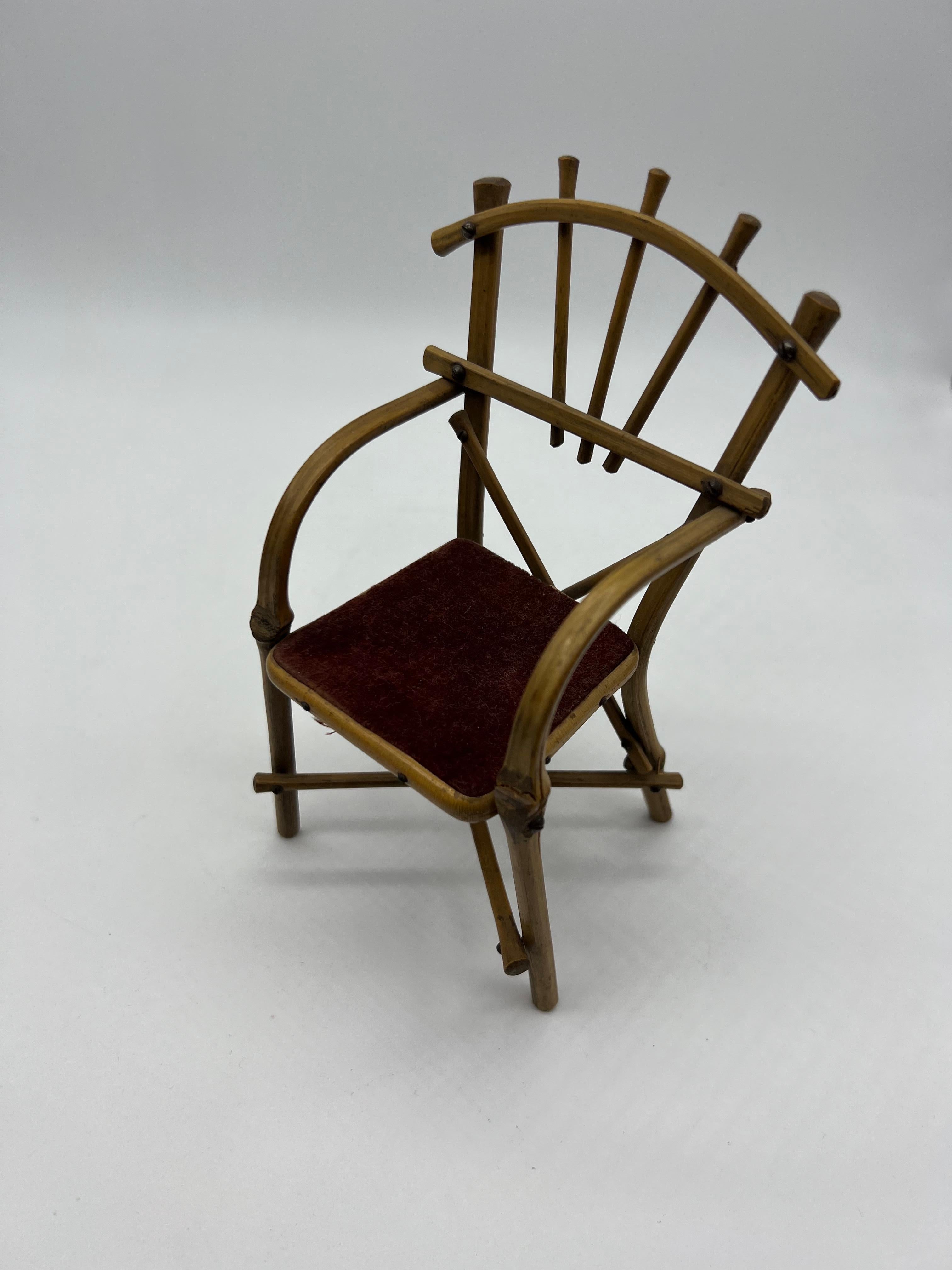 Antique ensemble miniature en bambou, style thonet, table avec banc et deux fauteuils, 
très bonne qualité, bon état d'origine

Mesures : Banc (Hauteur : 19.5cm Largeur : 16cm Profondeur 8 cm)
Table (Hauteur : 13,5cm Largeur : 14,5 cm Profondeur