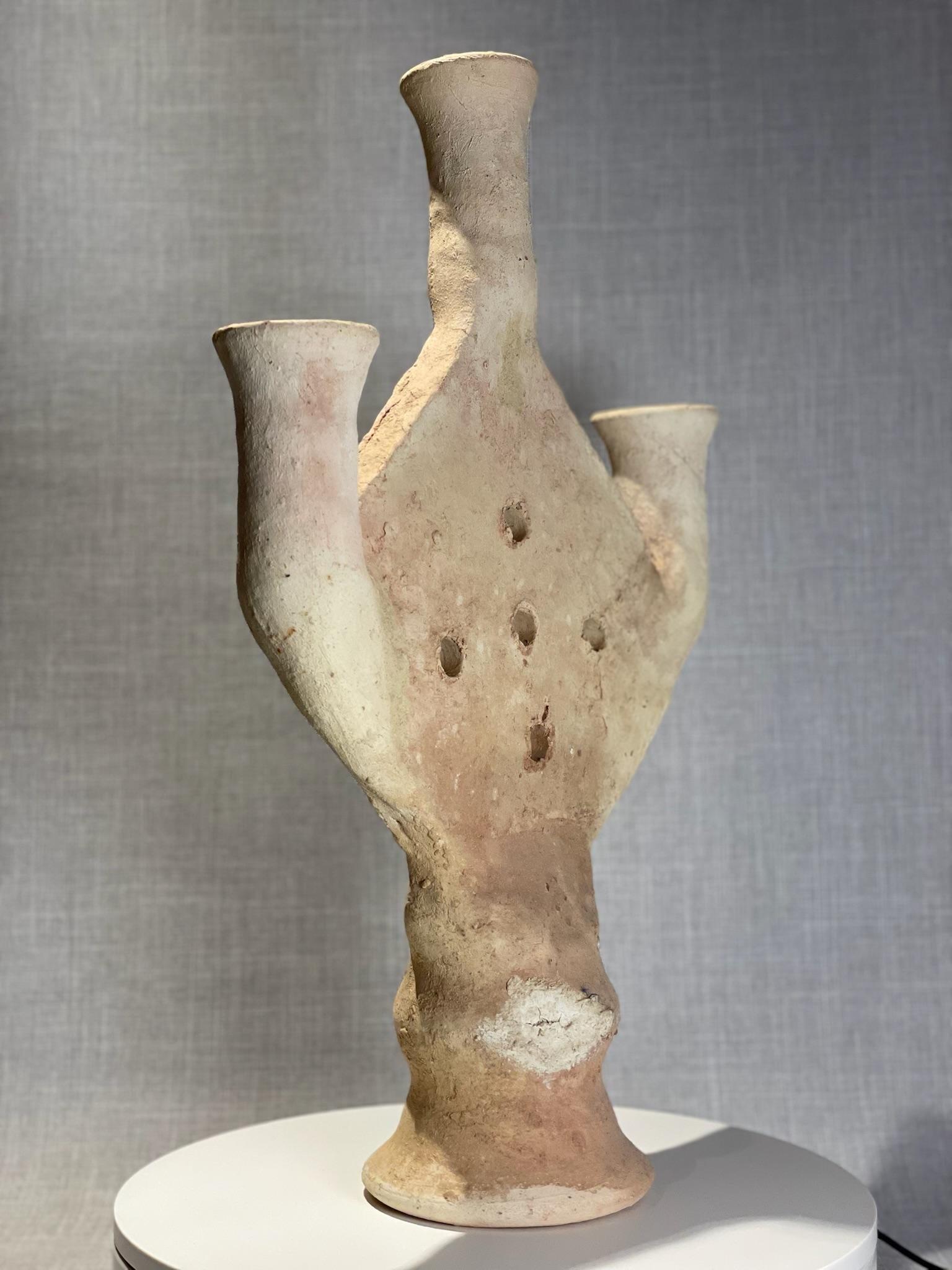 Tribale Raro vaso rituale antico in terracotta a più becchi con base a piedistallo in vendita