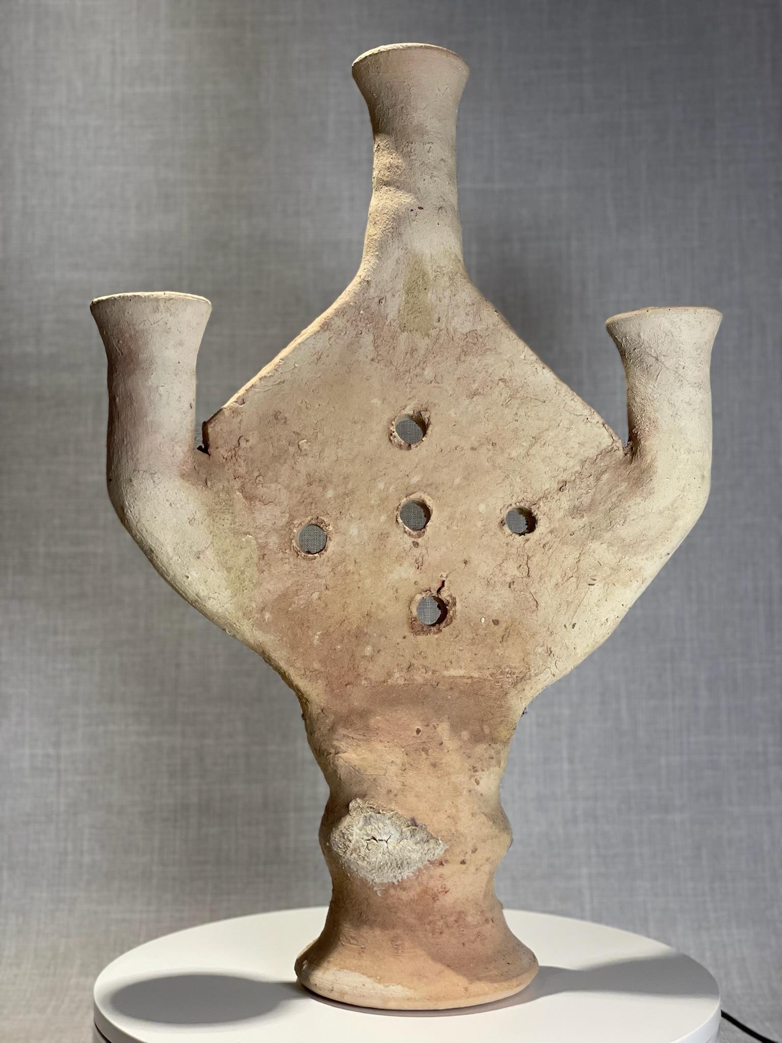 Raro vaso rituale antico in terracotta a più becchi con base a piedistallo In condizioni buone in vendita a West Hollywood, CA