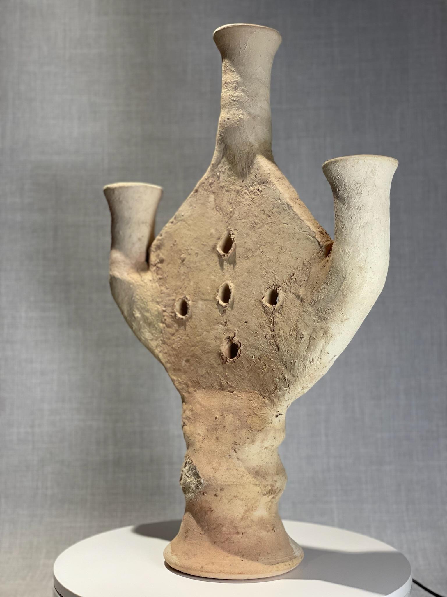 XIX secolo Raro vaso rituale antico in terracotta a più becchi con base a piedistallo in vendita