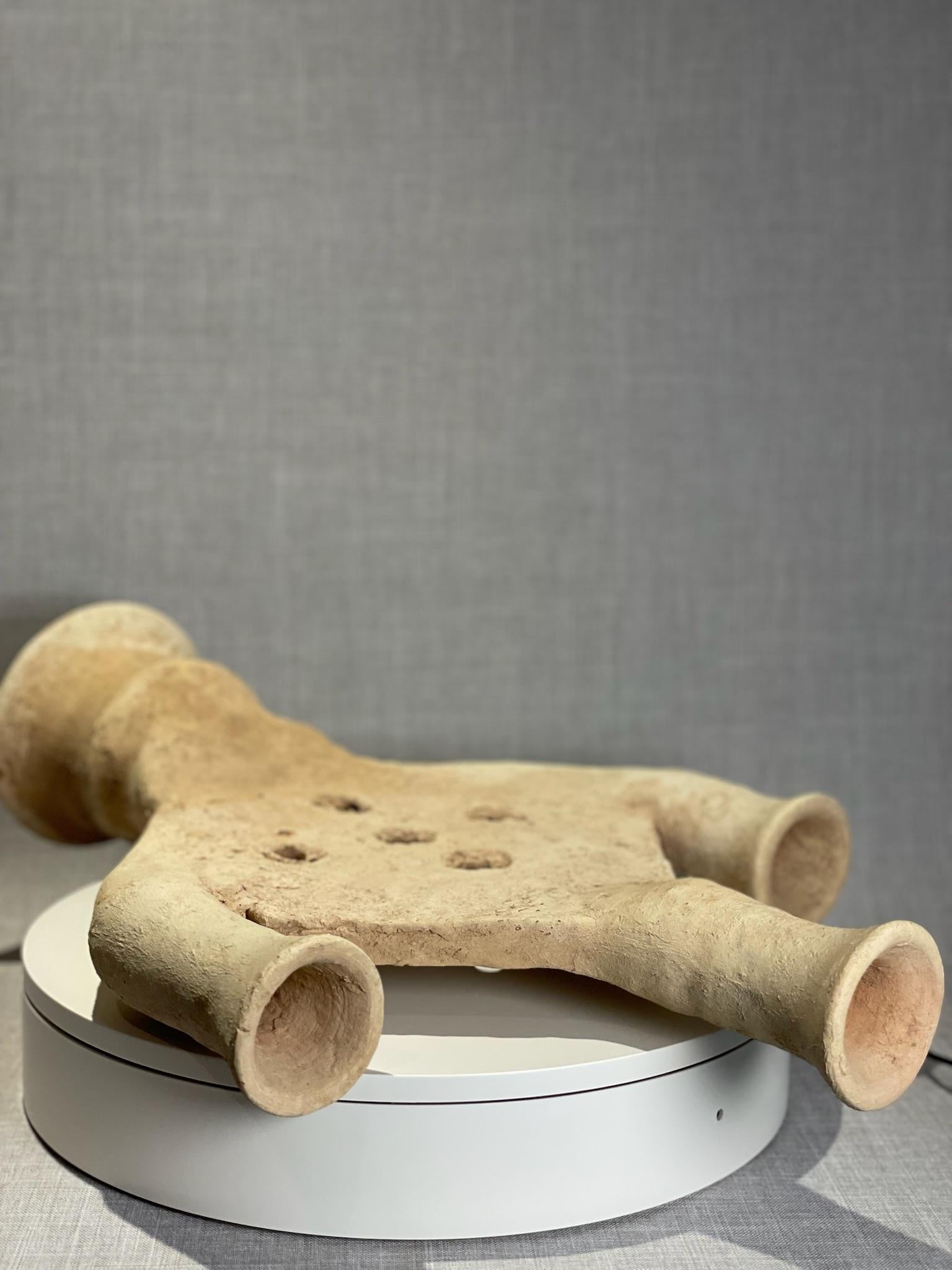 Raro vaso rituale antico in terracotta a più becchi con base a piedistallo in vendita 1