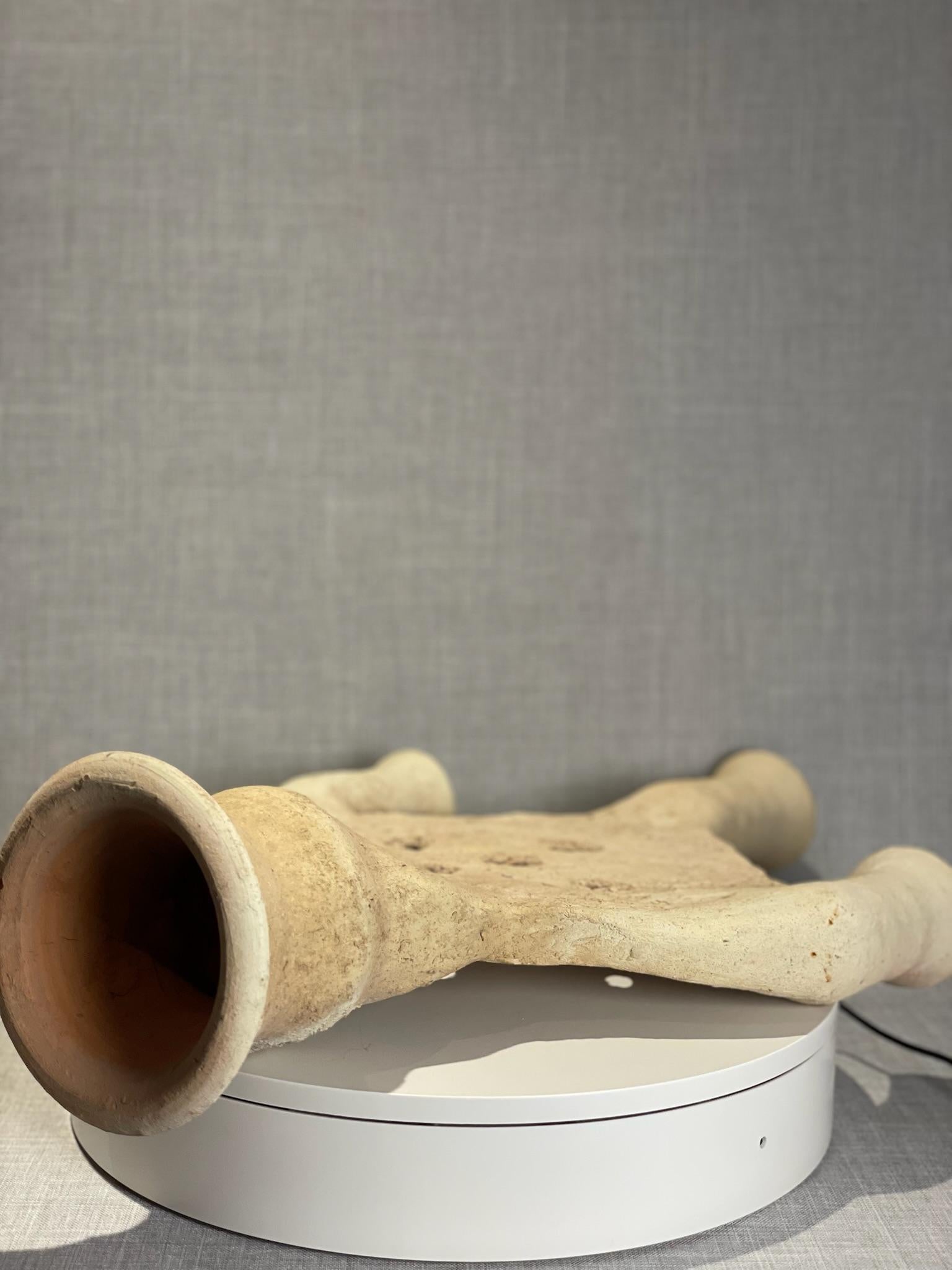 Raro vaso rituale antico in terracotta a più becchi con base a piedistallo in vendita 2