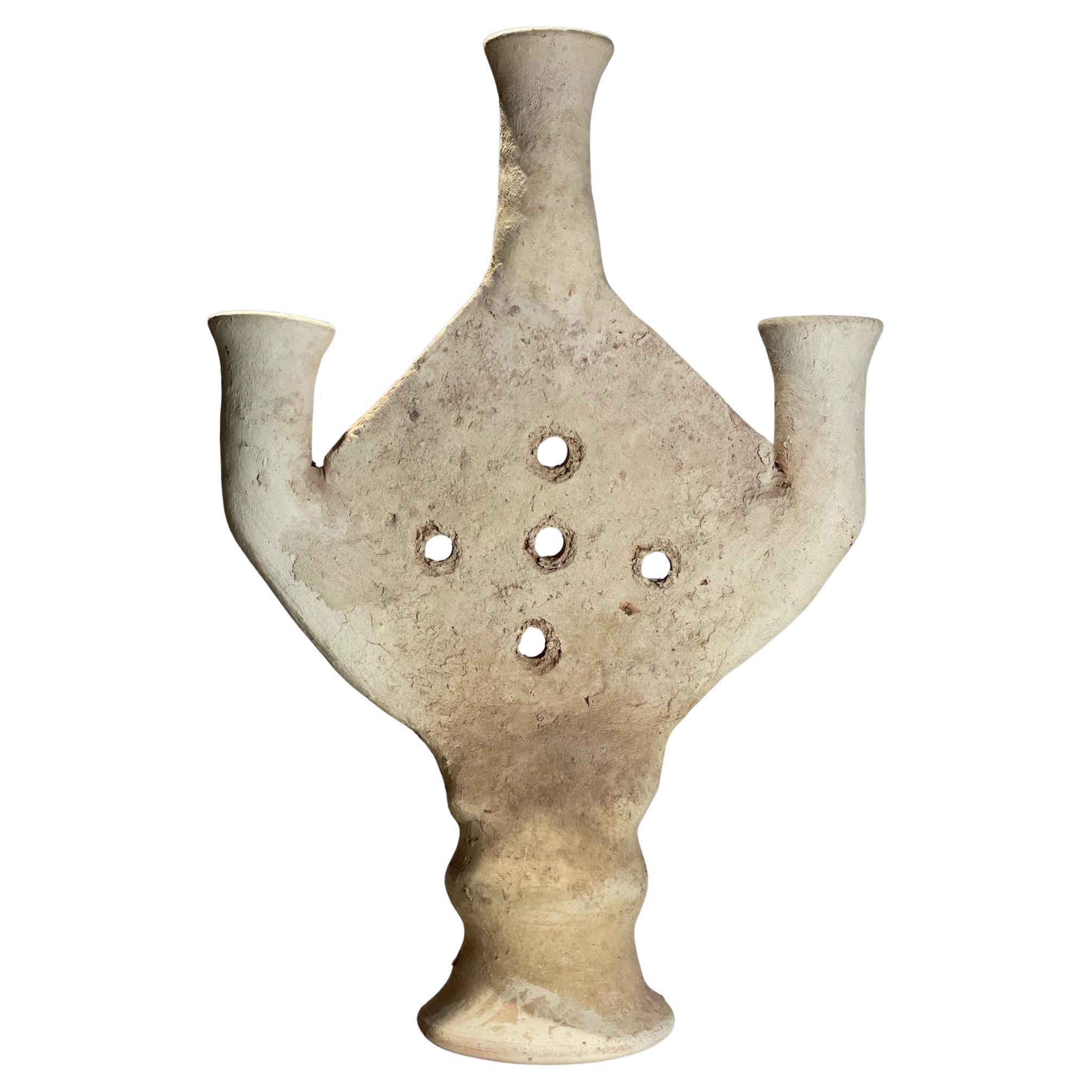 Raro vaso rituale antico in terracotta a più becchi con base a piedistallo in vendita