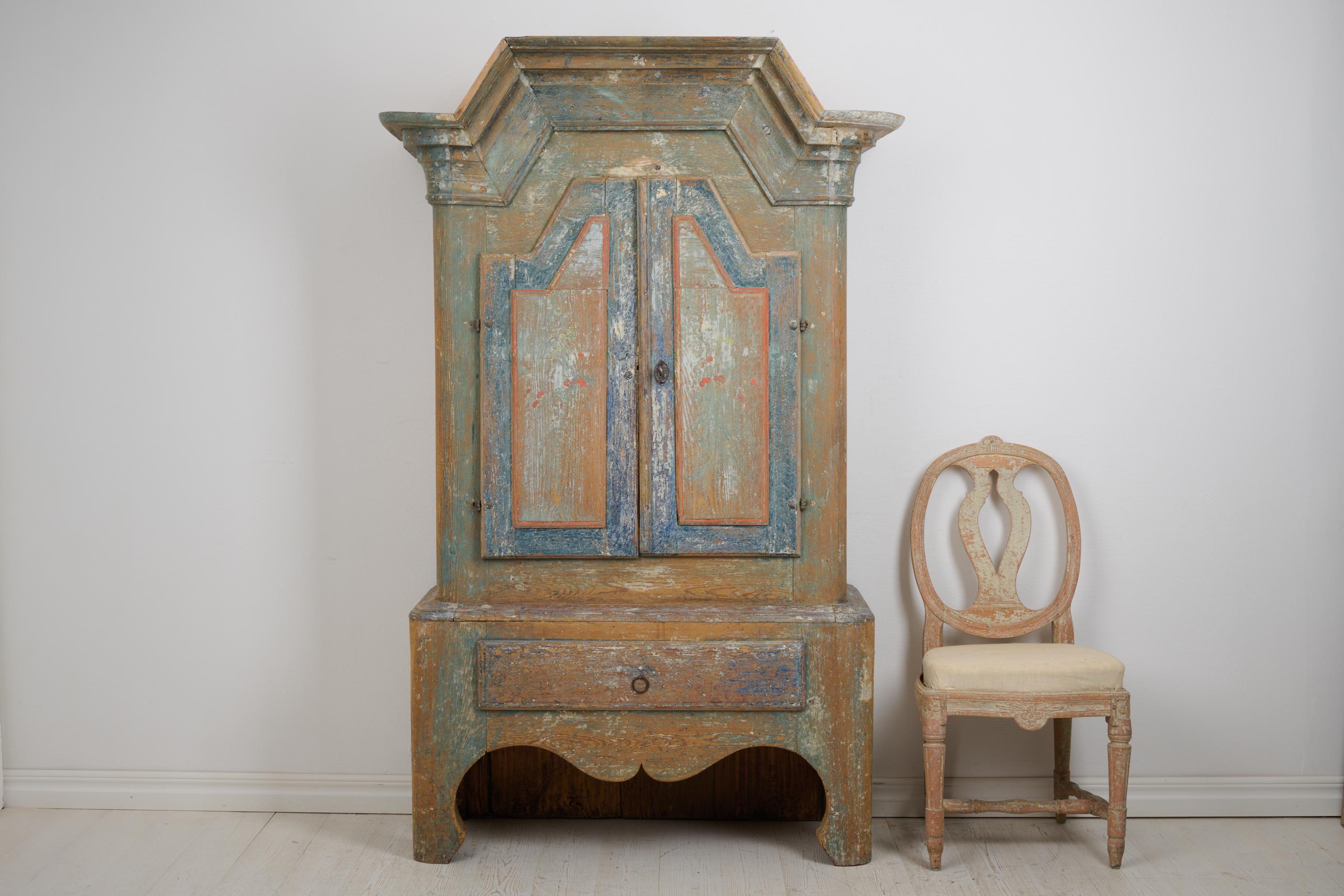 Rare cabinet d'art populaire suédois fabriqué au début des années 1800. Le meuble est fabriqué à la main dans le nord de la Suède, dans le comté de Jämtland, à partir de pin massif vers le tournant du siècle 1700 à 1800. De style baroque, avec un