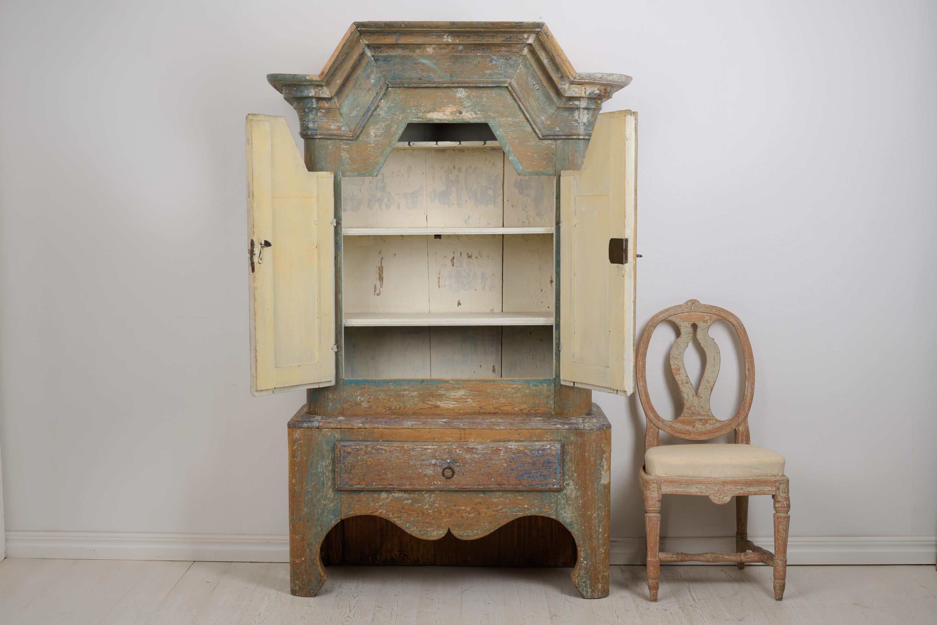 Baroque Rare cabinet d'art populaire suédois nordique ancien de style baroque en vente