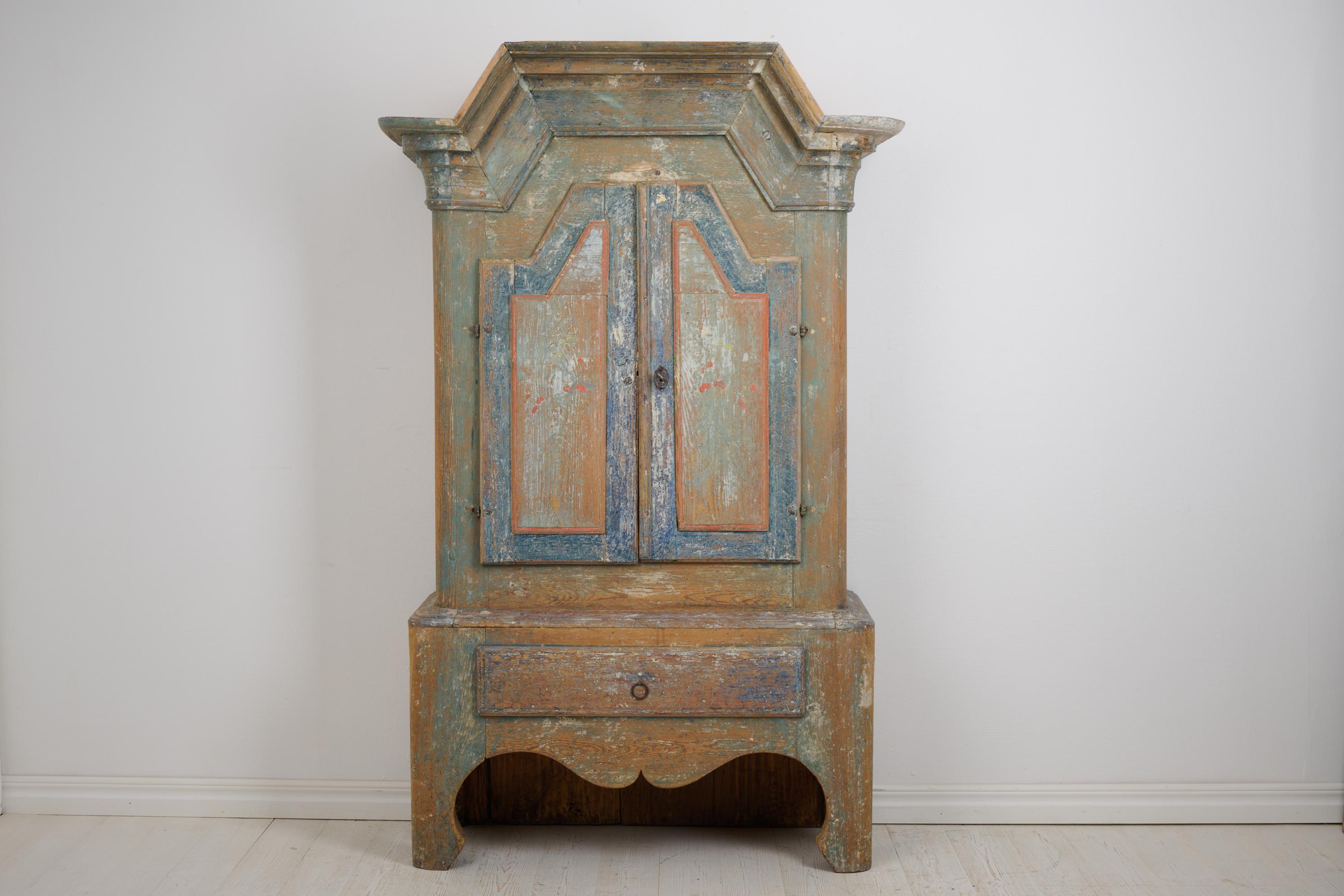 Suédois Rare cabinet d'art populaire suédois nordique ancien de style baroque en vente