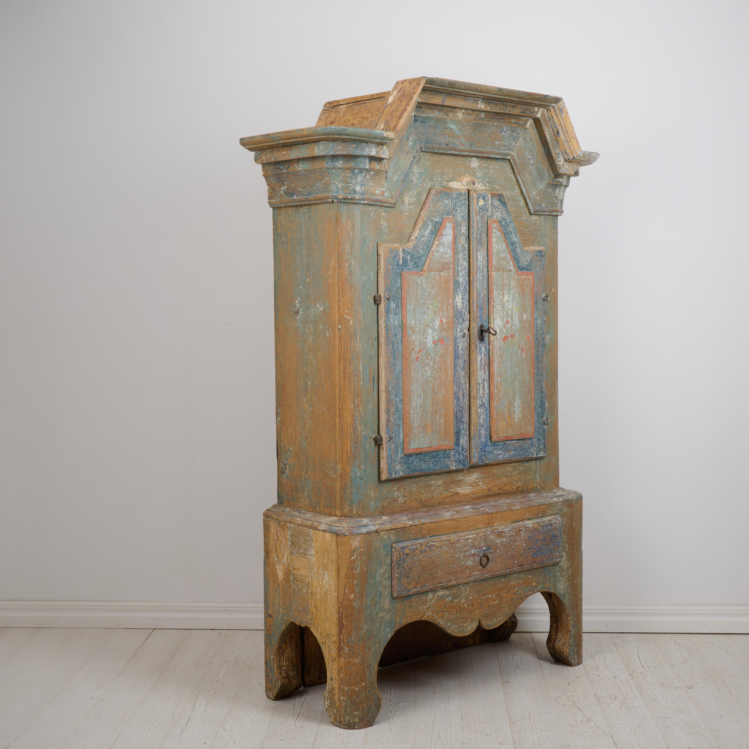 Fait main Rare cabinet d'art populaire suédois nordique ancien de style baroque en vente