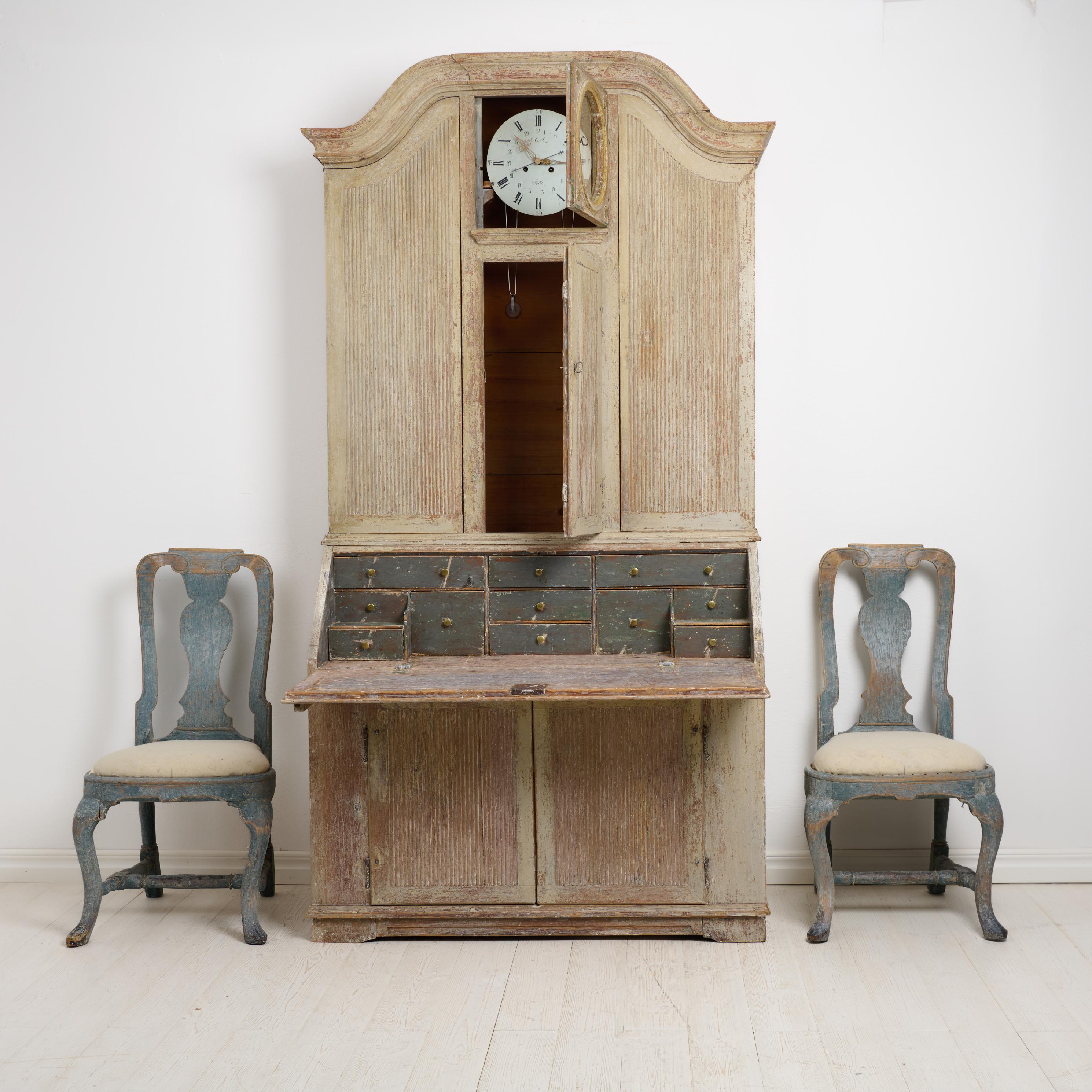 Rare Antique Northern Swedish Secretary Cabinet in Rococo with a Clock In Good Condition For Sale In Kramfors, SE