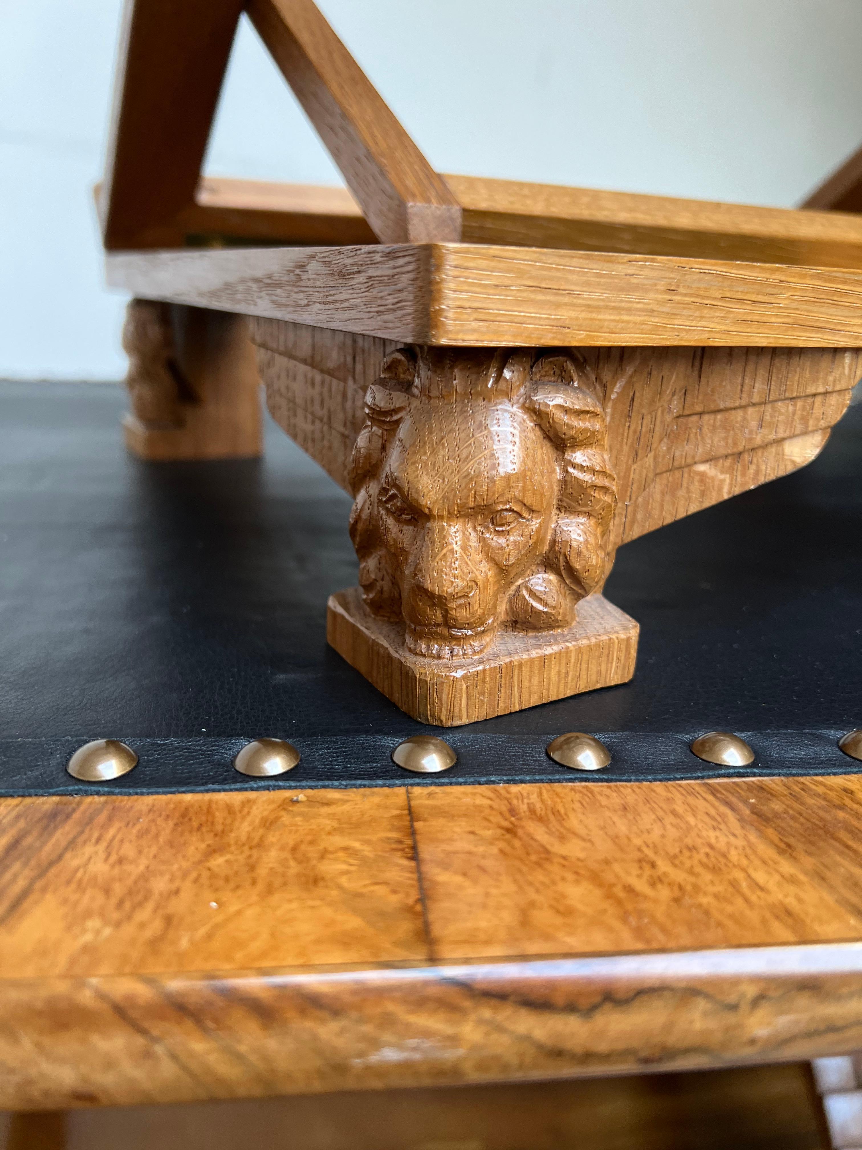 Rare Antique Oak Gothic Revival Bible Stand with Symbols of the Four Evangelists In Excellent Condition In Lisse, NL