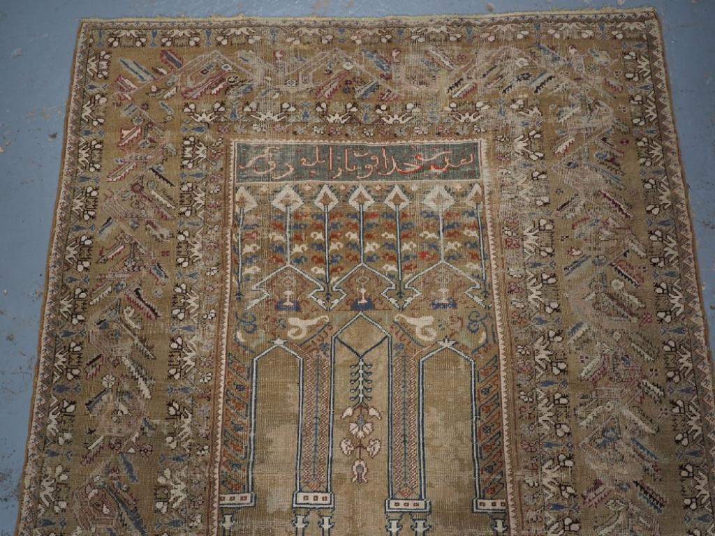 Antico tappeto da preghiera turco ottomano con un classico disegno a sei colonne e due pannelli con scritte ottomane
Circa 1800

Il tappeto è splendidamente disegnato con un fondo verde e due pannelli verde scuro contenenti scritte ottomane in