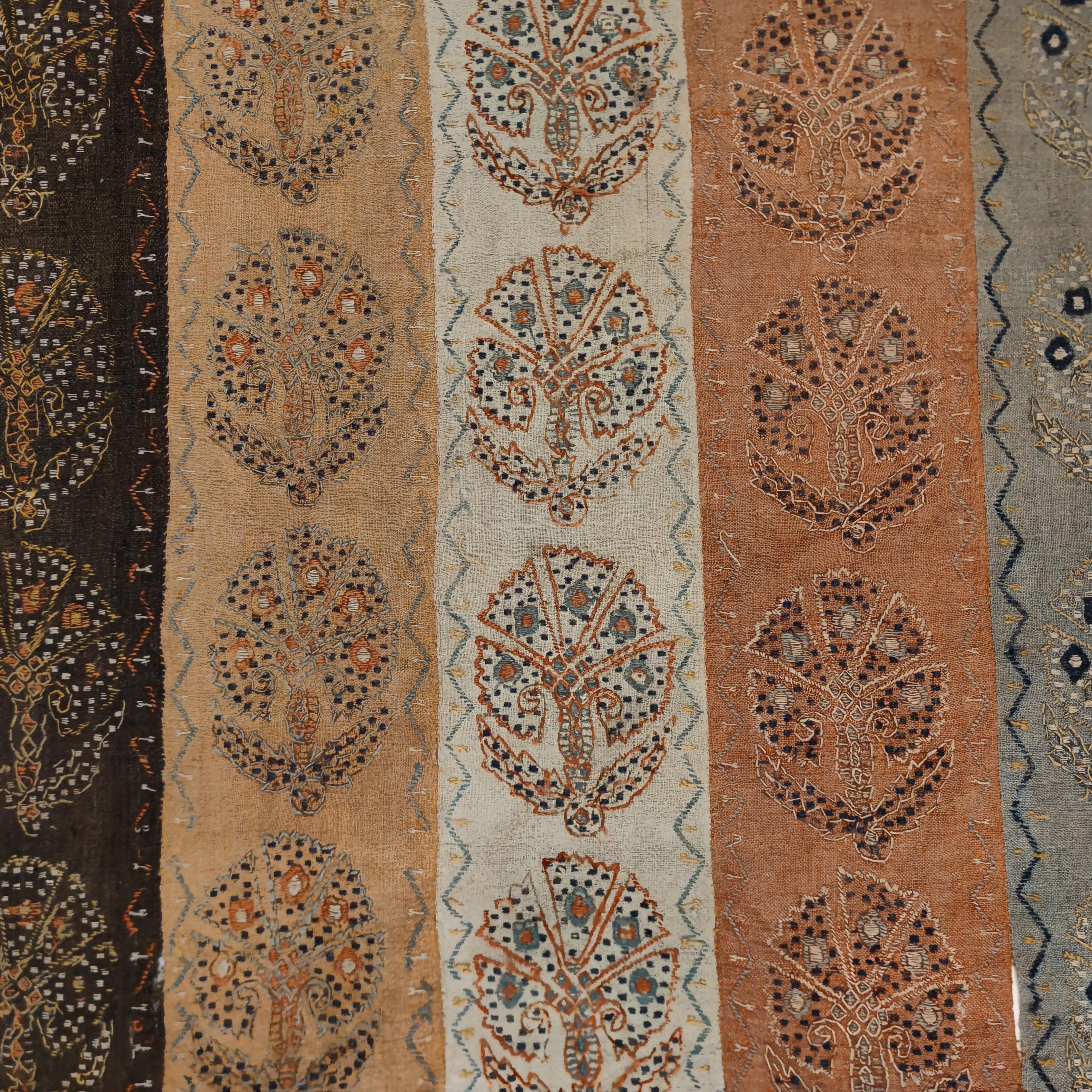 Seltener antiker Ottomane Perdeh Kelim-Teppich mit bestickten Schnitzereien (Stammeskunst) im Angebot