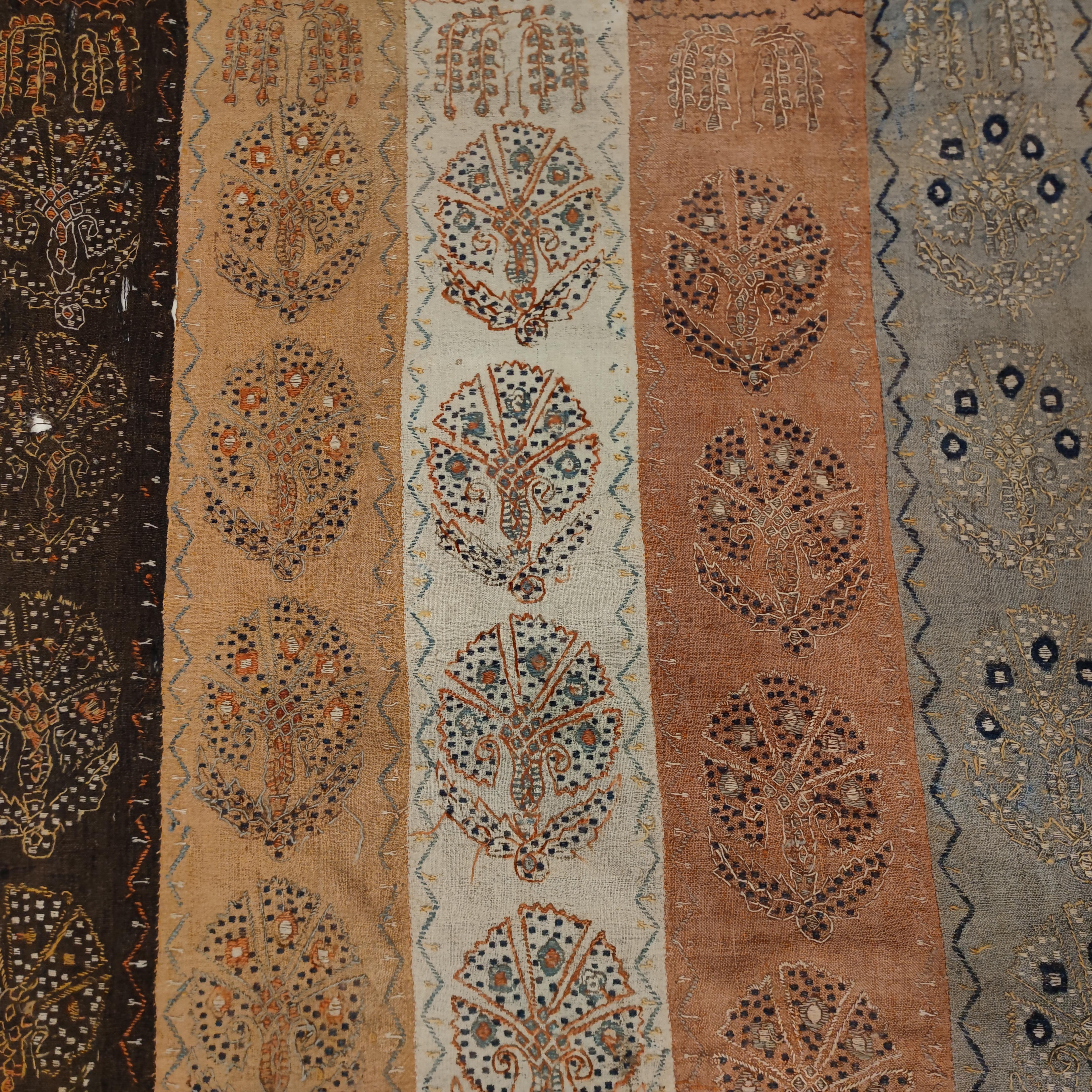 Seltener antiker Ottomane Perdeh Kelim-Teppich mit bestickten Schnitzereien (Türkisch) im Angebot