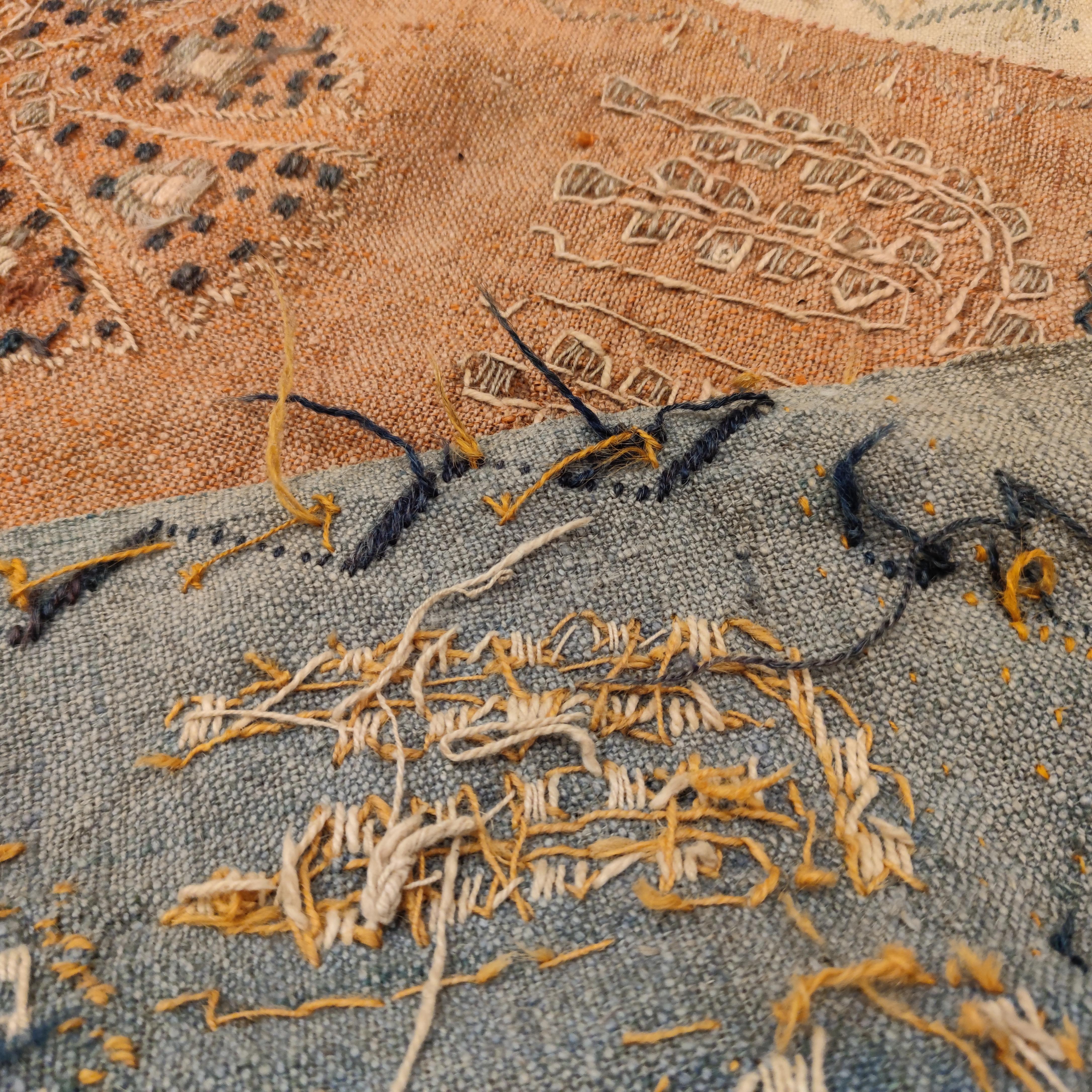 Seltener antiker Ottomane Perdeh Kelim-Teppich mit bestickten Schnitzereien im Zustand „Gut“ im Angebot in Milan, IT