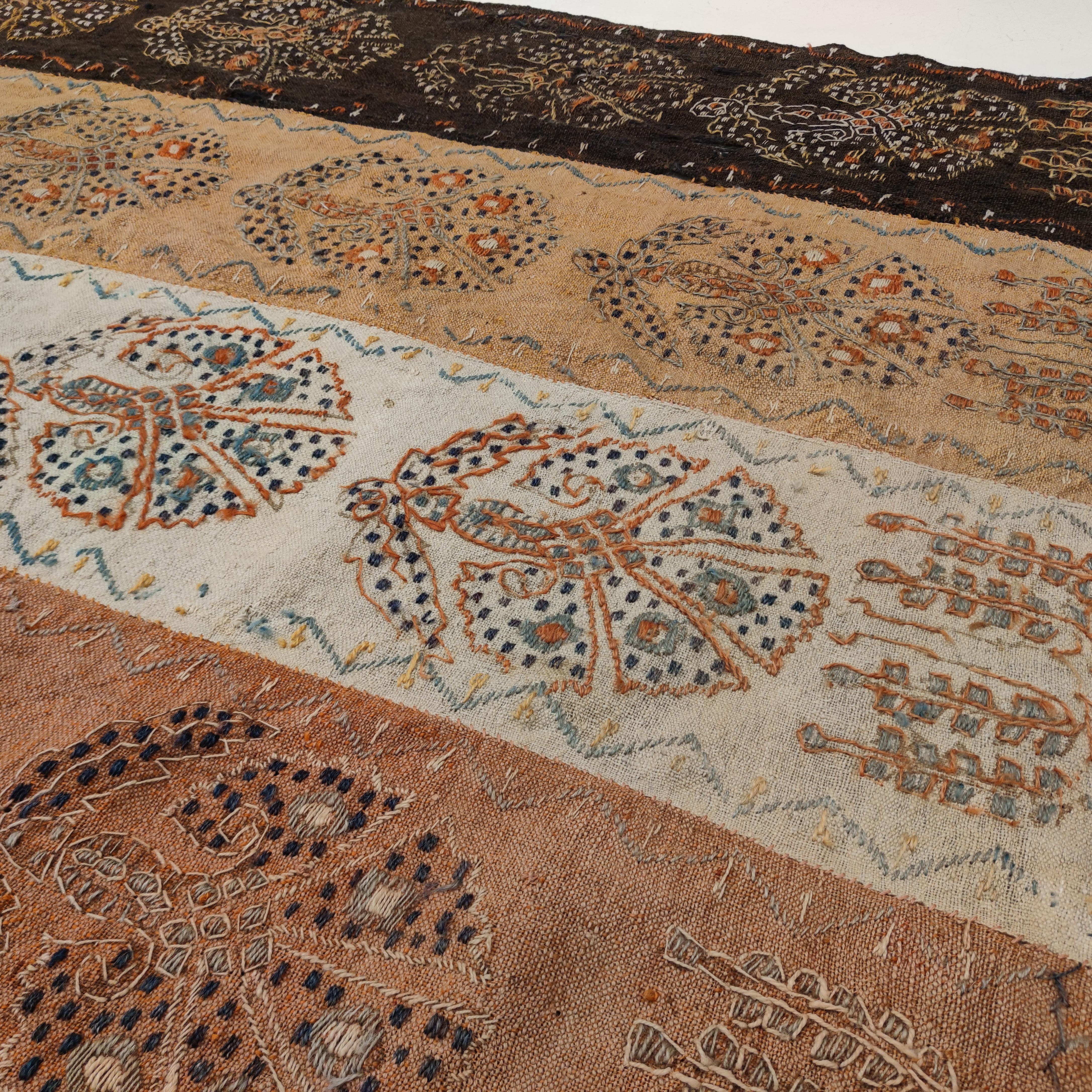 Seltener antiker Ottomane Perdeh Kelim-Teppich mit bestickten Schnitzereien (19. Jahrhundert) im Angebot