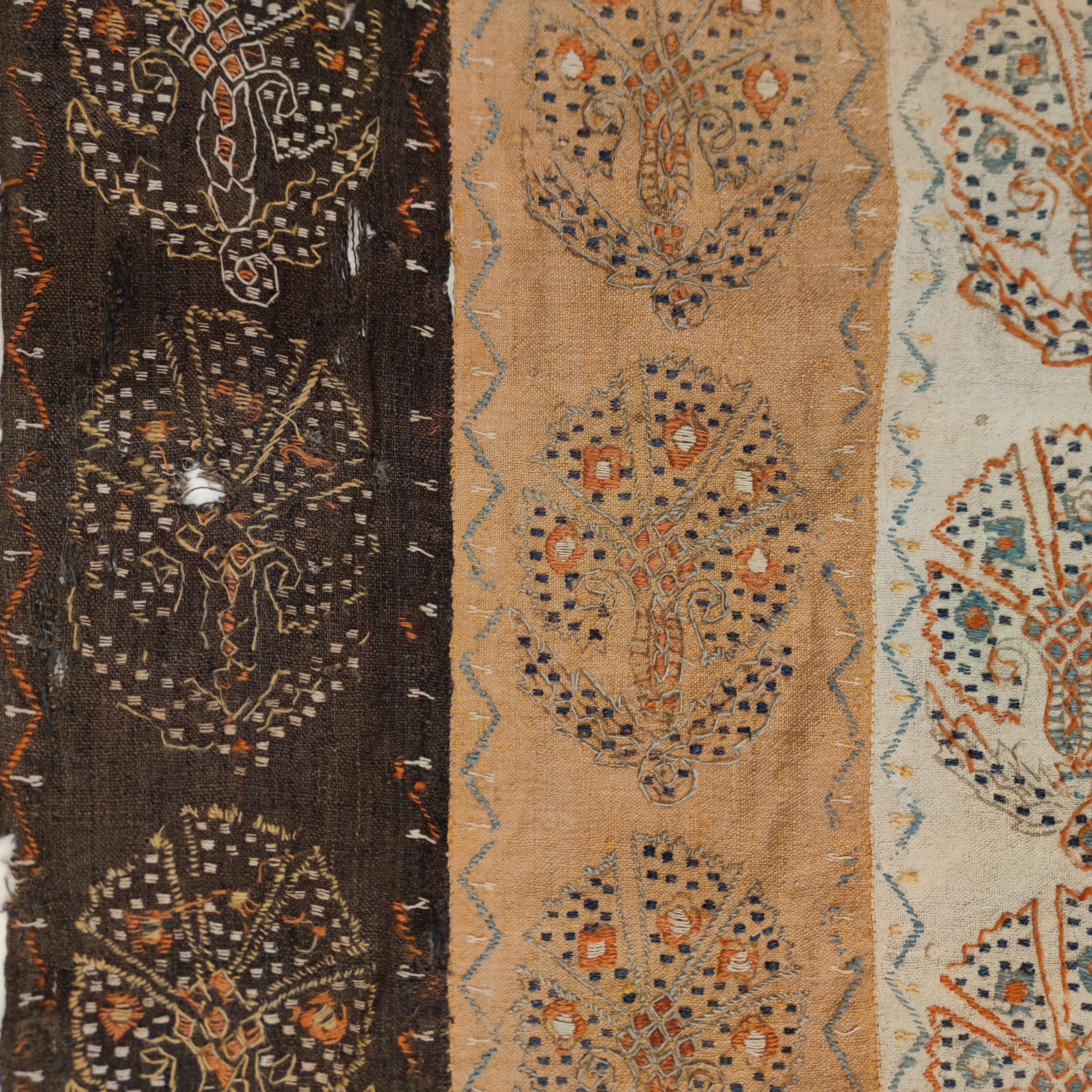 Seltener antiker Ottomane Perdeh Kelim-Teppich mit bestickten Schnitzereien (Wolle) im Angebot