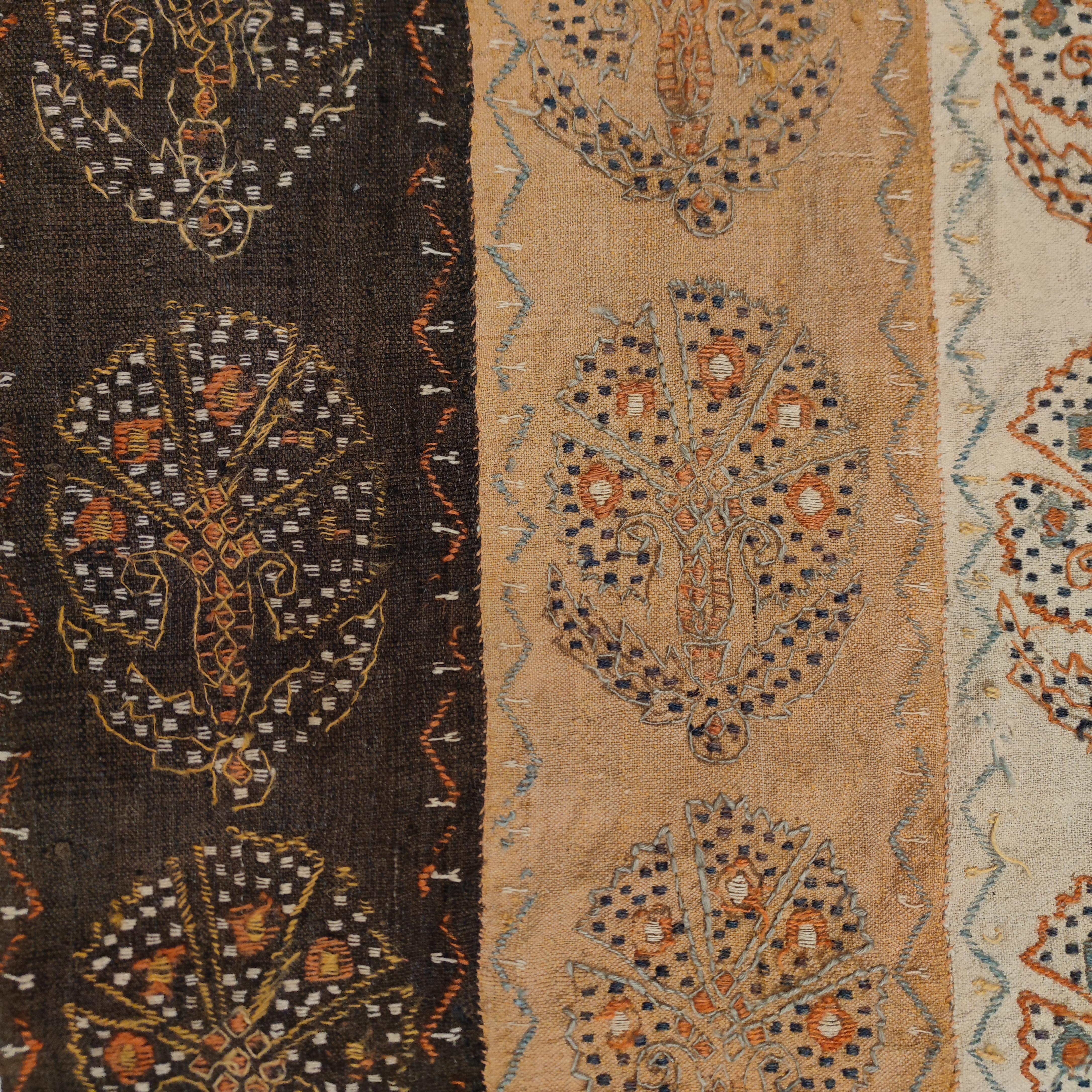 Seltener antiker Ottomane Perdeh Kelim-Teppich mit bestickten Schnitzereien im Angebot 1