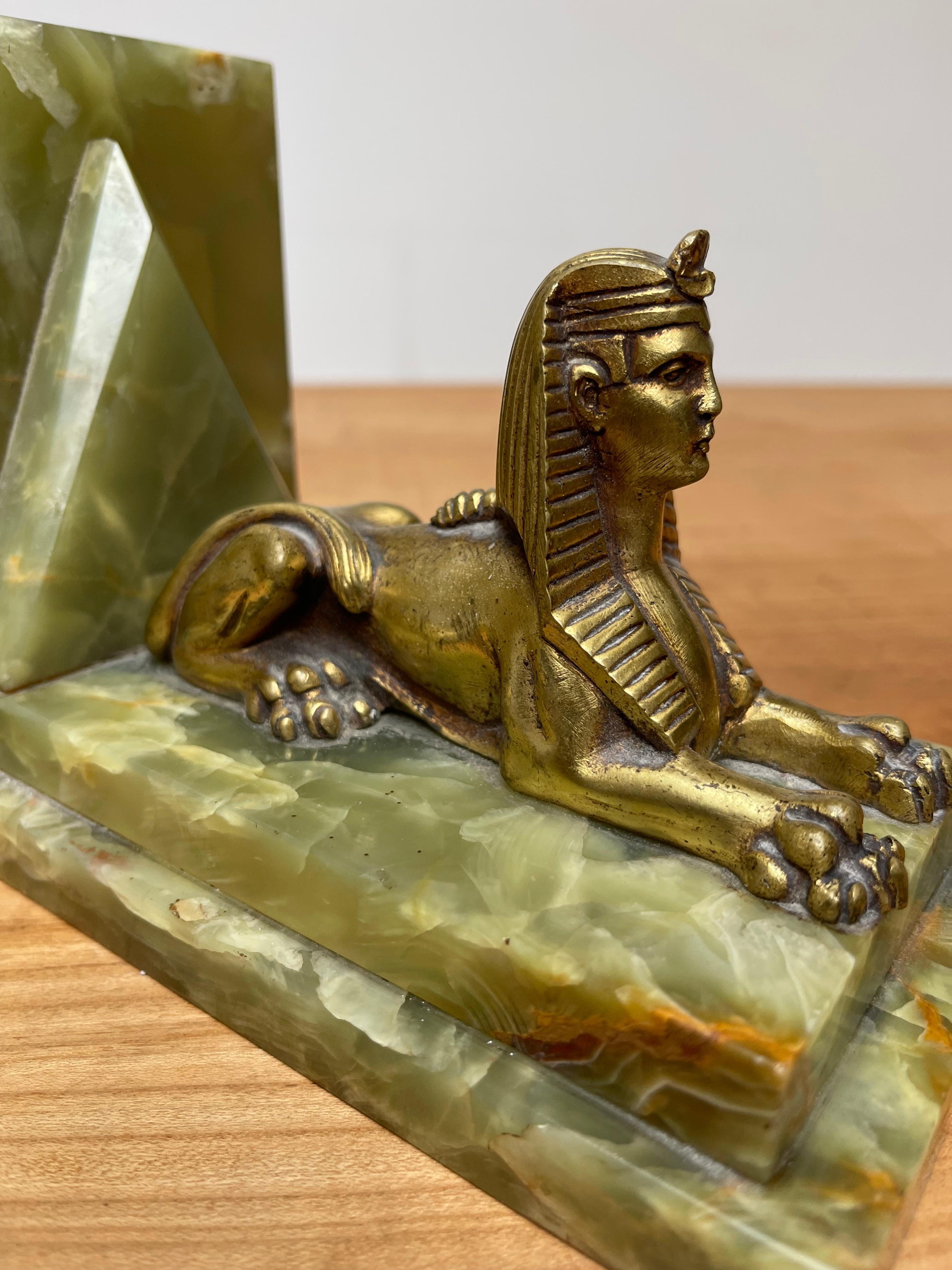 Français Rare paire de serre-livres Art Déco ancien de style néo-égyptien Sculptures de sphinx en bronze
