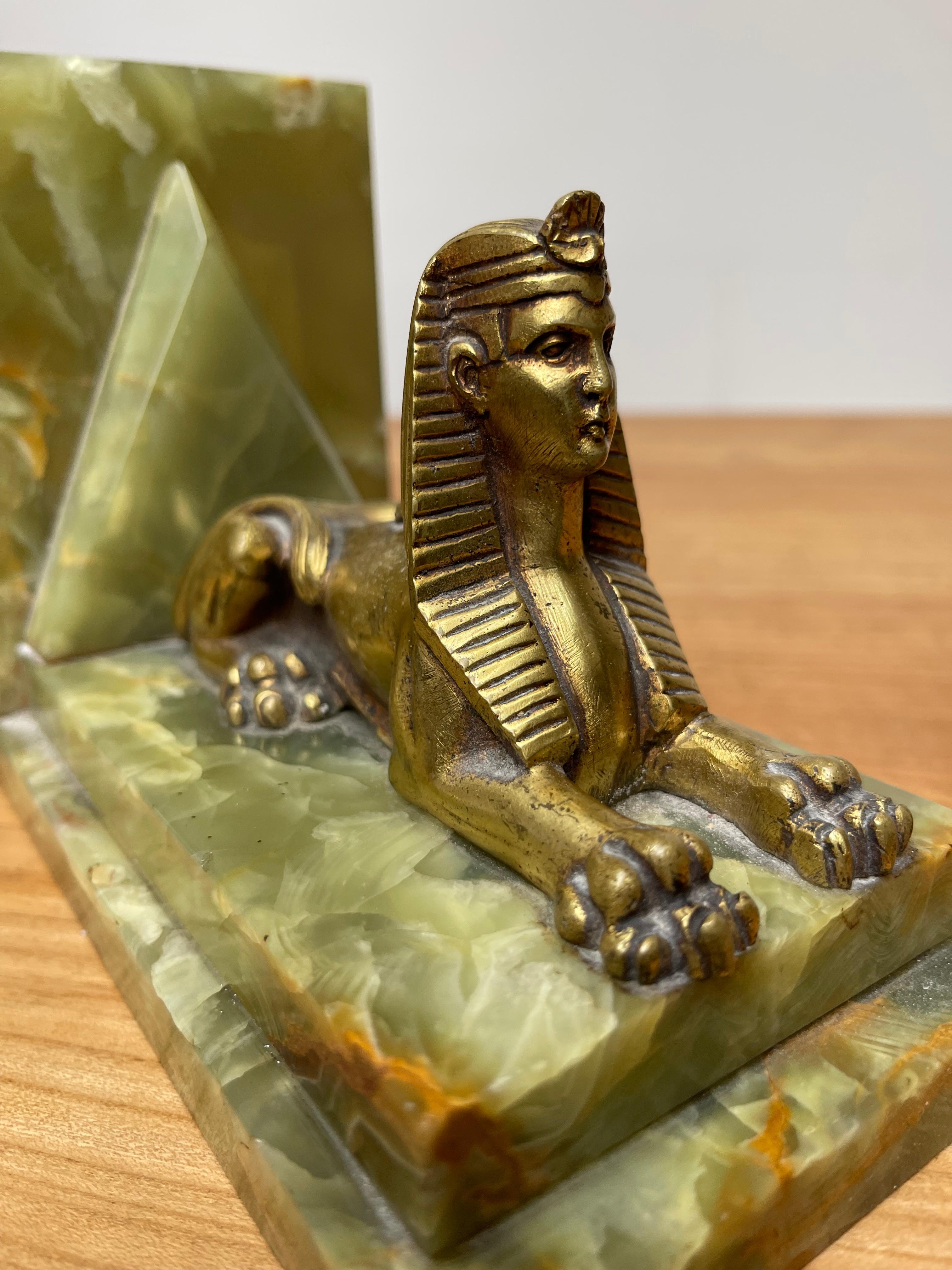 Moulage Rare paire de serre-livres Art Déco ancien de style néo-égyptien Sculptures de sphinx en bronze
