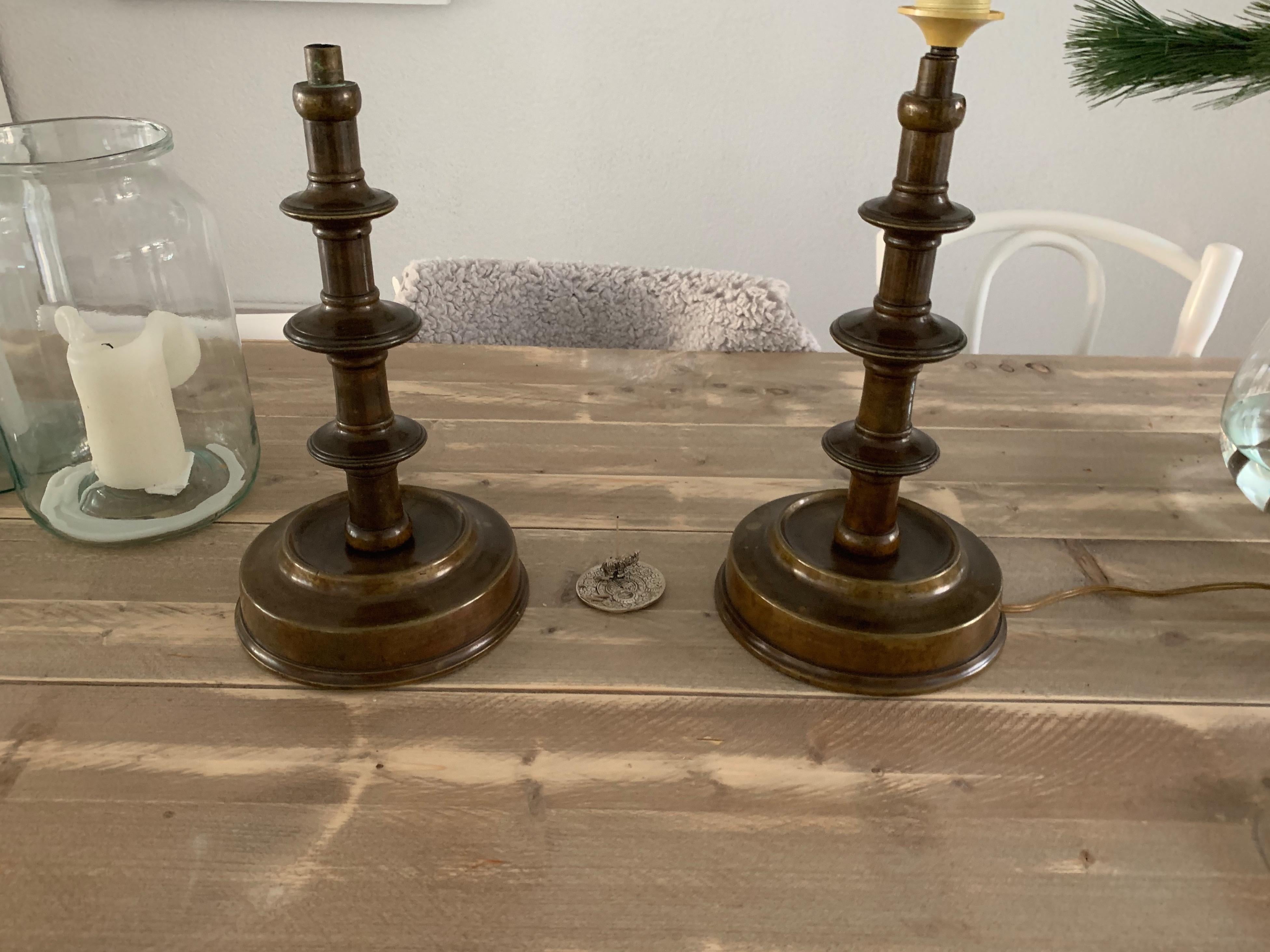 Bronze Paire de lampes de table anciennes en bronze de style néo-médiéval:: anciennement d'église:: avec chandeliers en vente