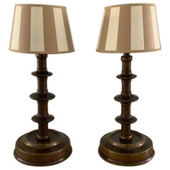 Paire de lampes de table anciennes en bronze de style néo-médiéval:: anciennement d'église:: avec chandeliers