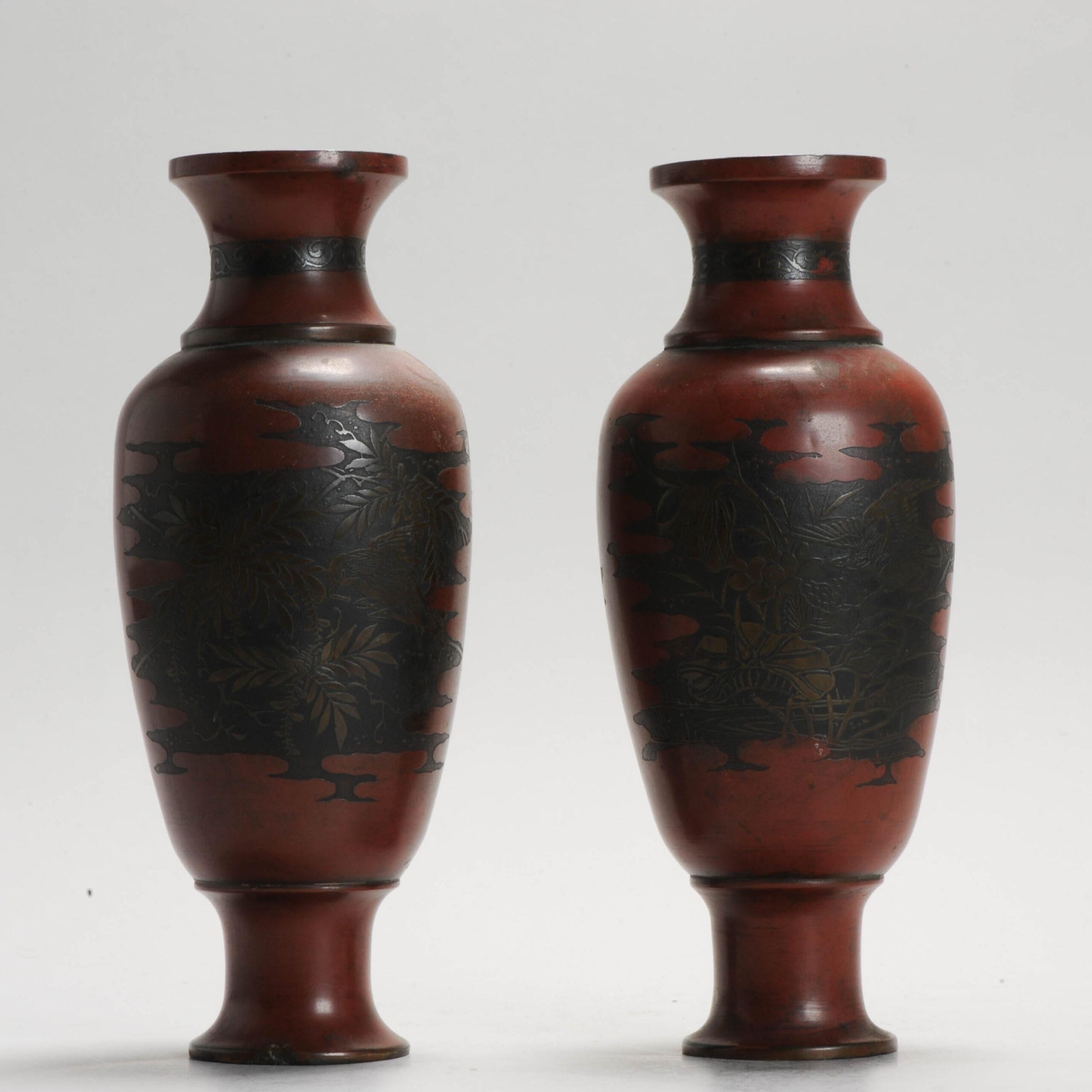 Raro Par Antiguo de Jarrones Japoneses de Bronce Grabado, Japón, Siglo XIX Chino en venta