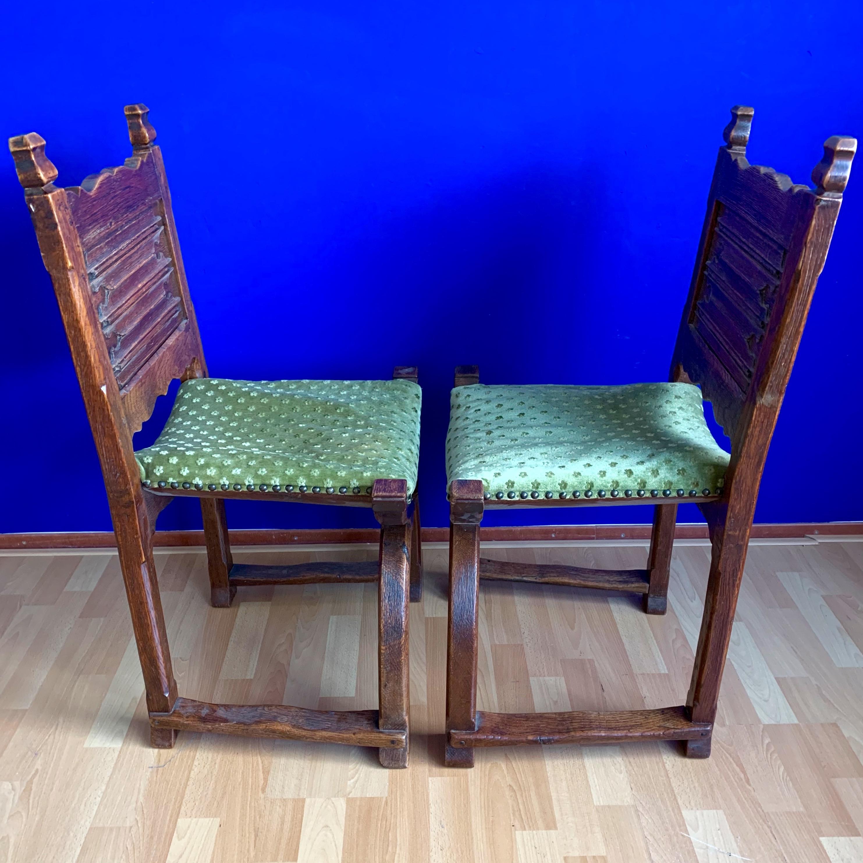 Rare paire de chaises de cloister ou d'église de style néo-gothique et médiéval en vente 7