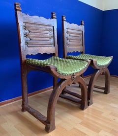 Rare paire de chaises de cloister ou d'église de style néo-gothique et médiéval