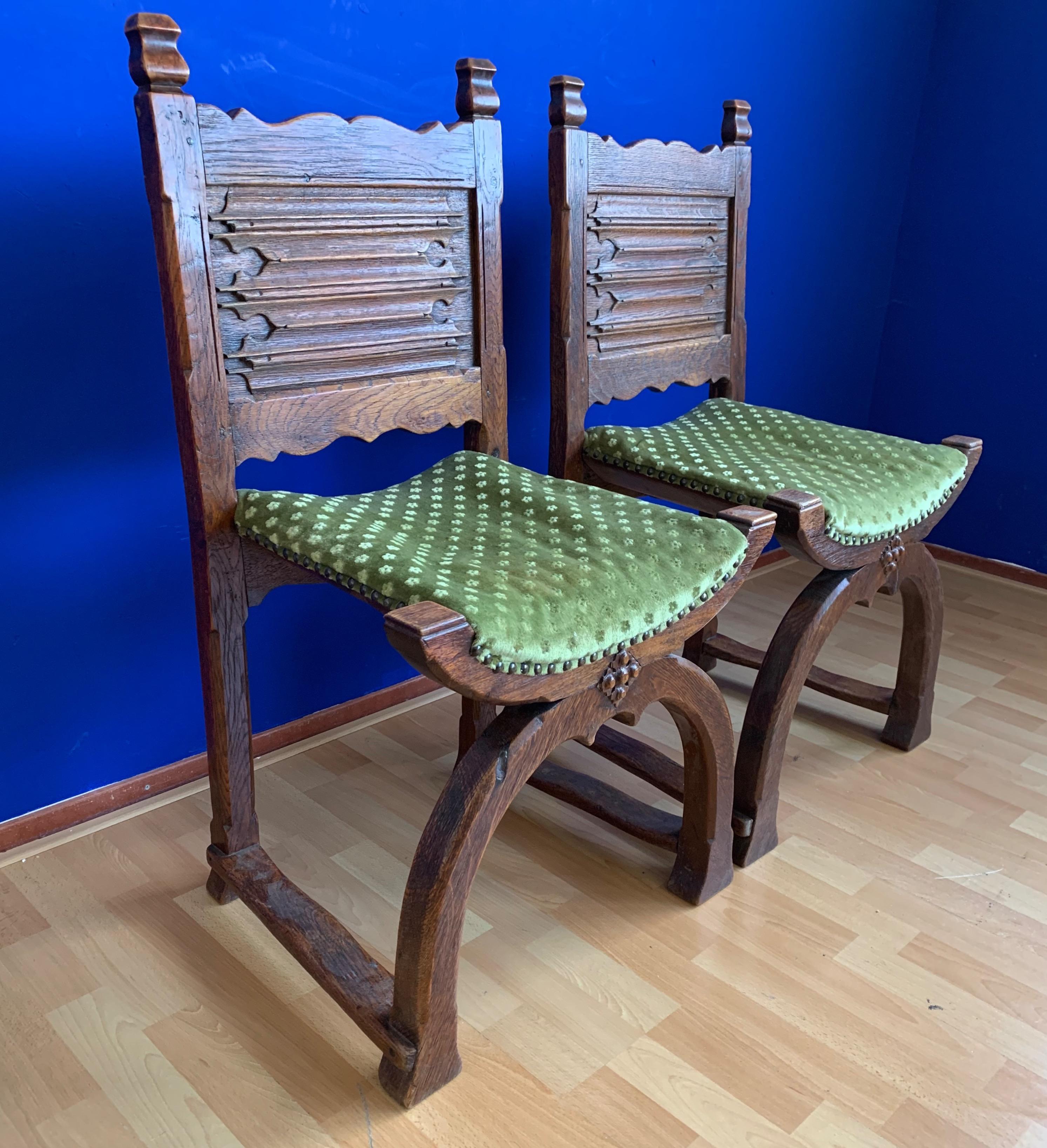 Rare paire de chaises de cloister ou d'église de style néo-gothique et médiéval en vente 12