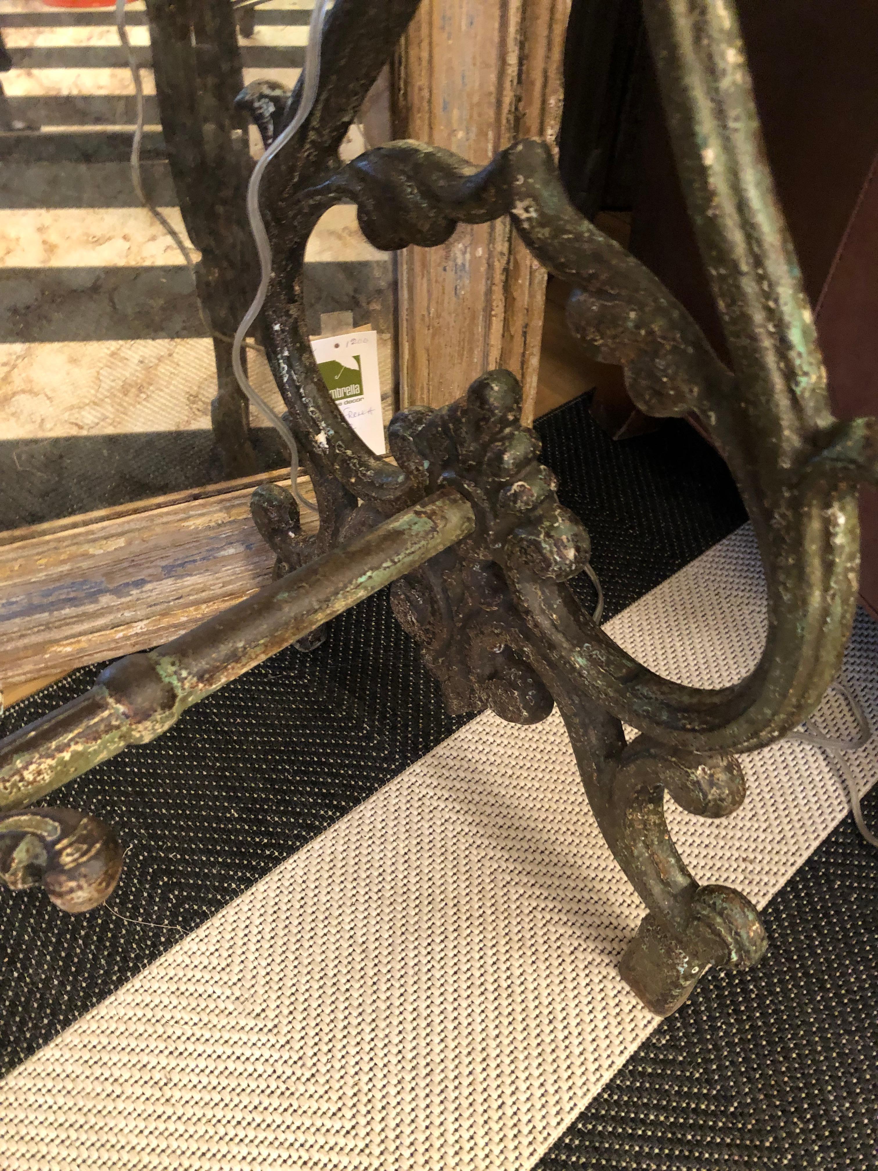 Seltene antike Pariser Flohmarkt-Tischkonsole aus Gusseisen und Marmor mit Patisserie im Zustand „Gut“ im Angebot in Hopewell, NJ