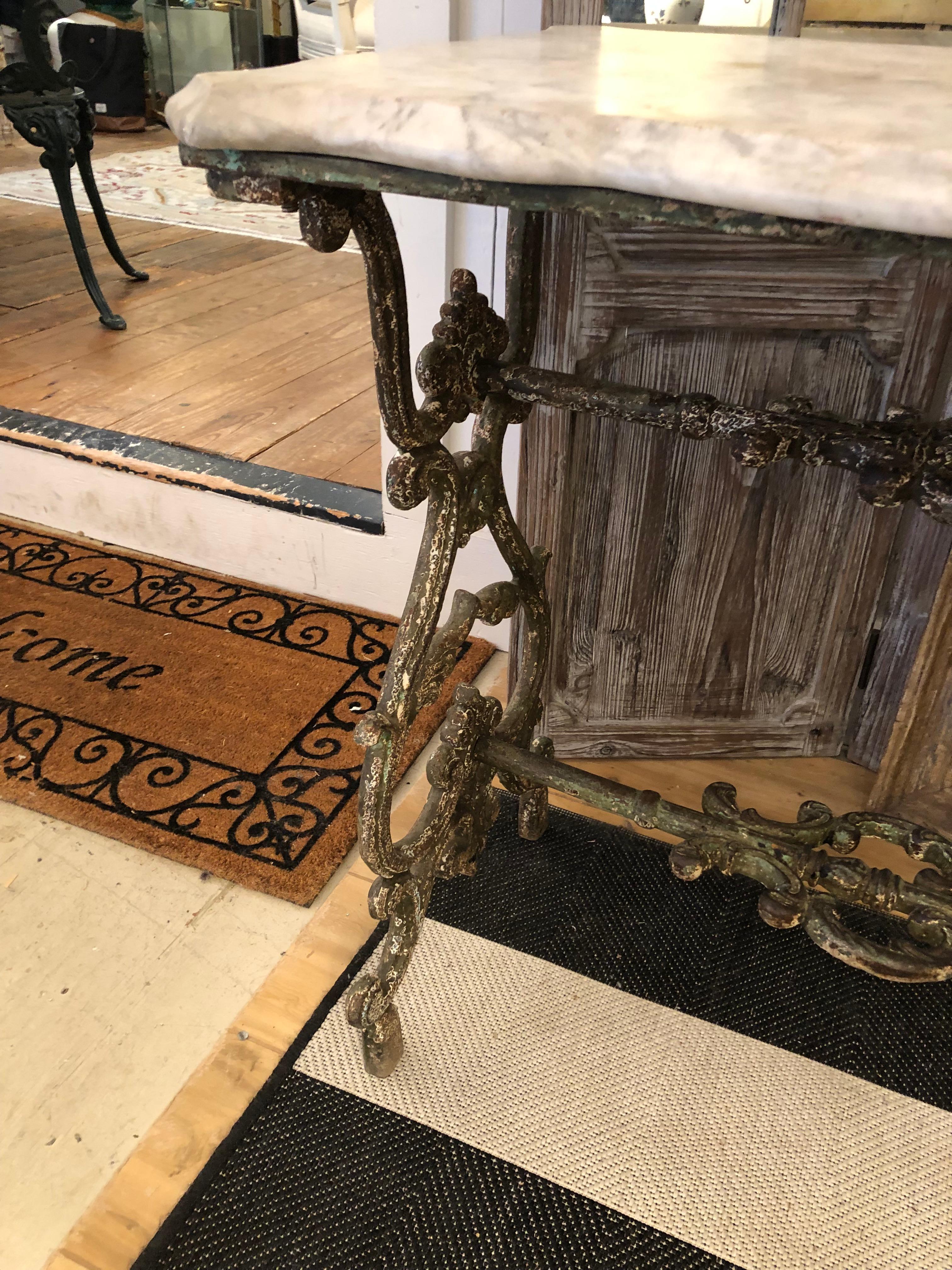 Seltene antike Pariser Flohmarkt-Tischkonsole aus Gusseisen und Marmor mit Patisserie (Eisen) im Angebot