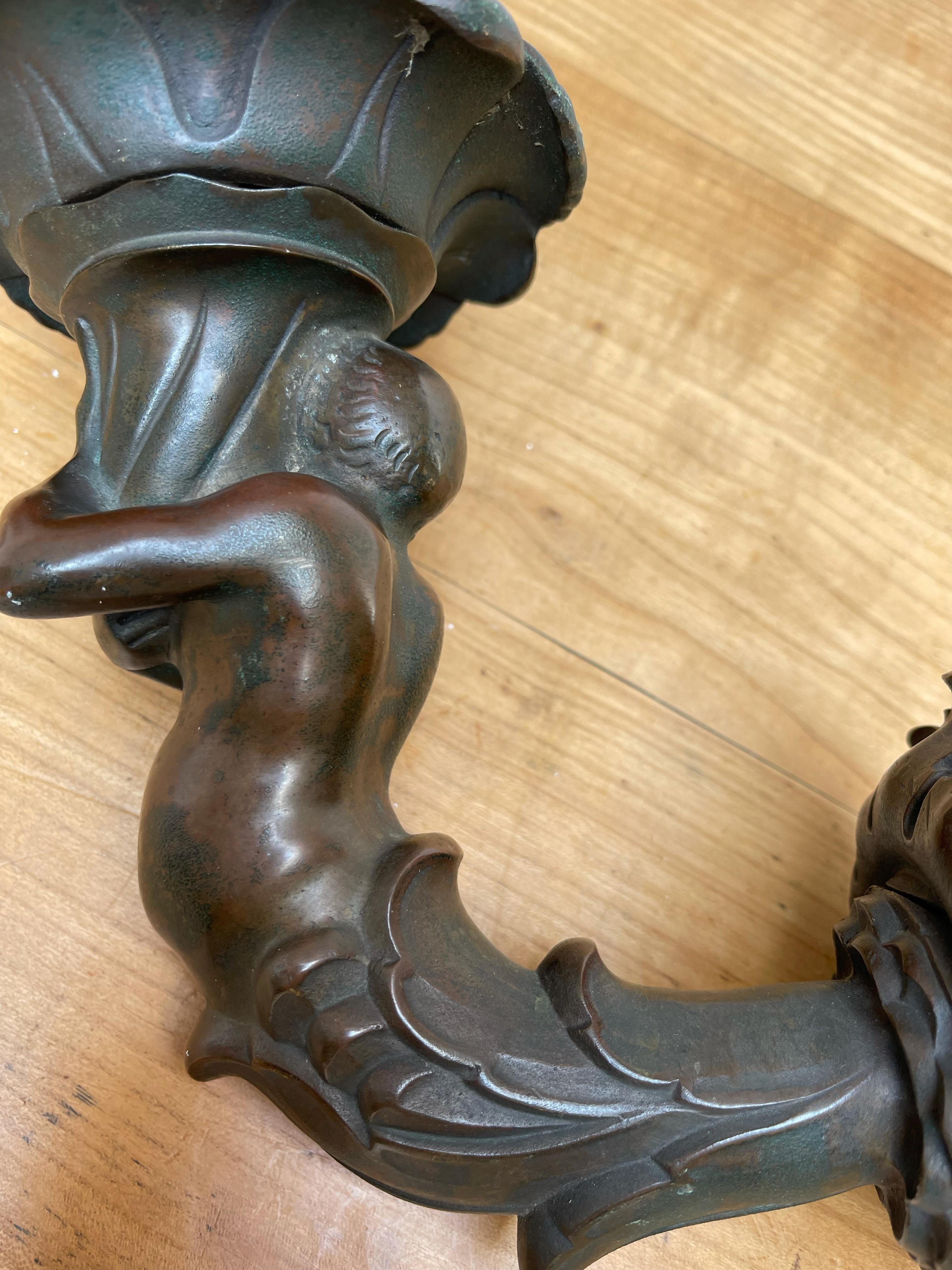 Seltene antike patinierte Bronze männliche Figur, die Fackel hält, Wandleuchter, Leuchte im Angebot 3