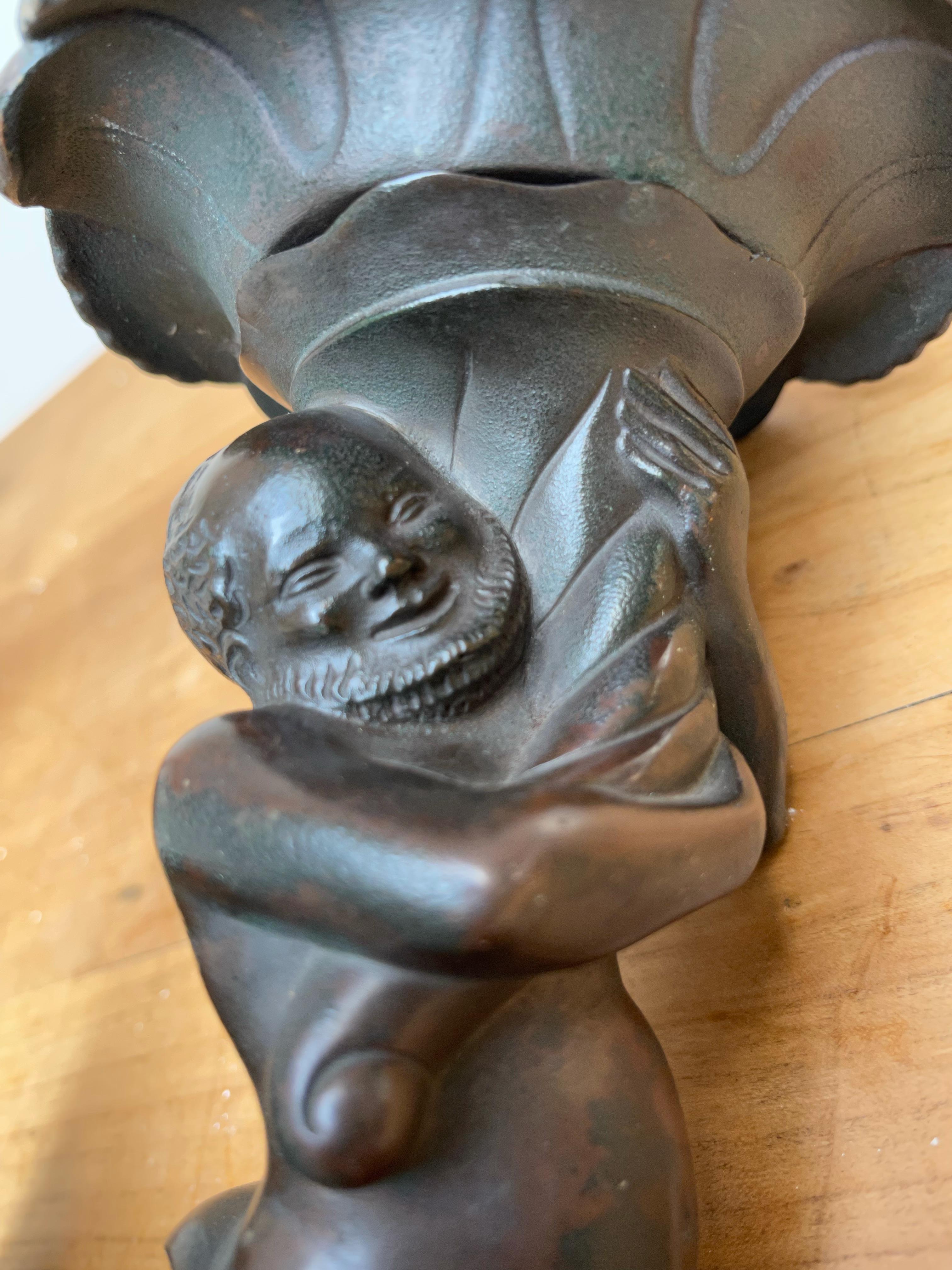 Seltene antike patinierte Bronze männliche Figur, die Fackel hält, Wandleuchter, Leuchte (Arts and Crafts) im Angebot