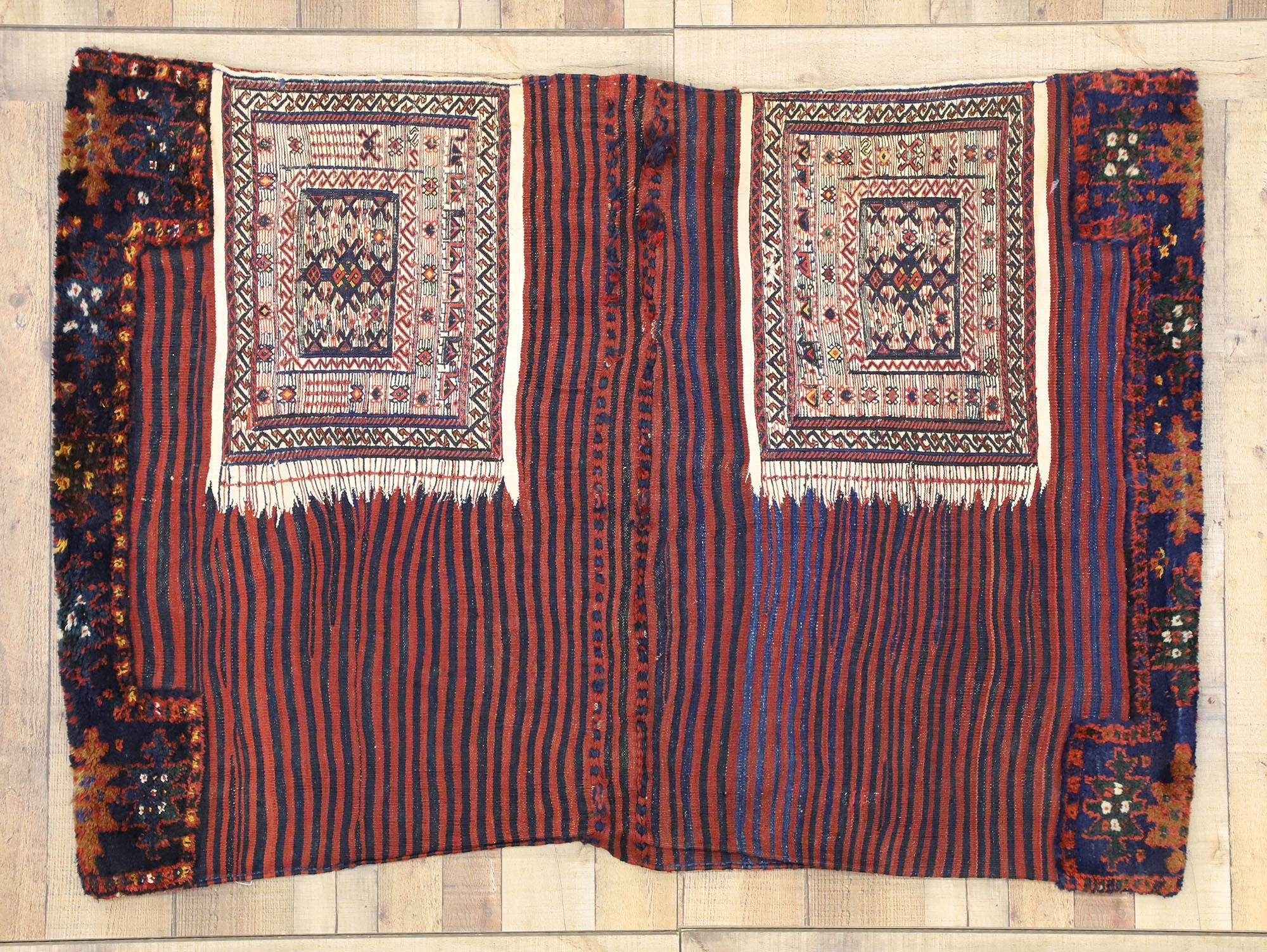 Rare sac à main persan ancien Soumak, breloque nomade rencontre la polyvalence en vente 4