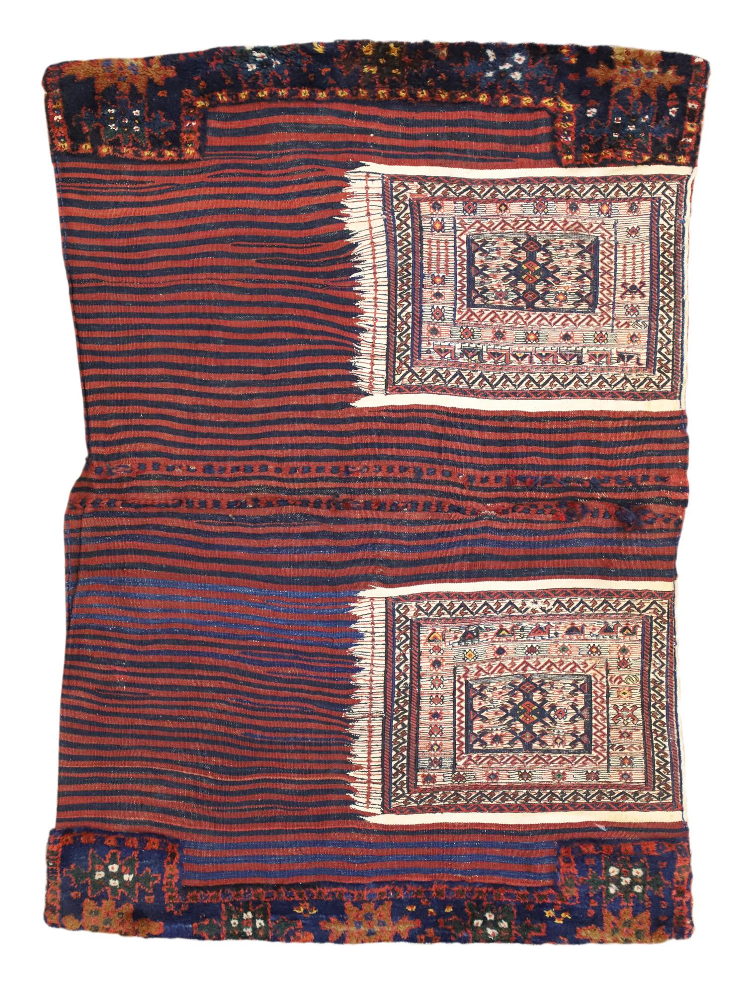 74584 Ancienne sacoche persane Soumak, 03'05 x 05'02. 
Emanant d'un charme nomade avec des détails et une texture incroyables, cette sacoche Soumak persane antique en laine nouée à la main est une vision captivante de la beauté tissée. Il est orné