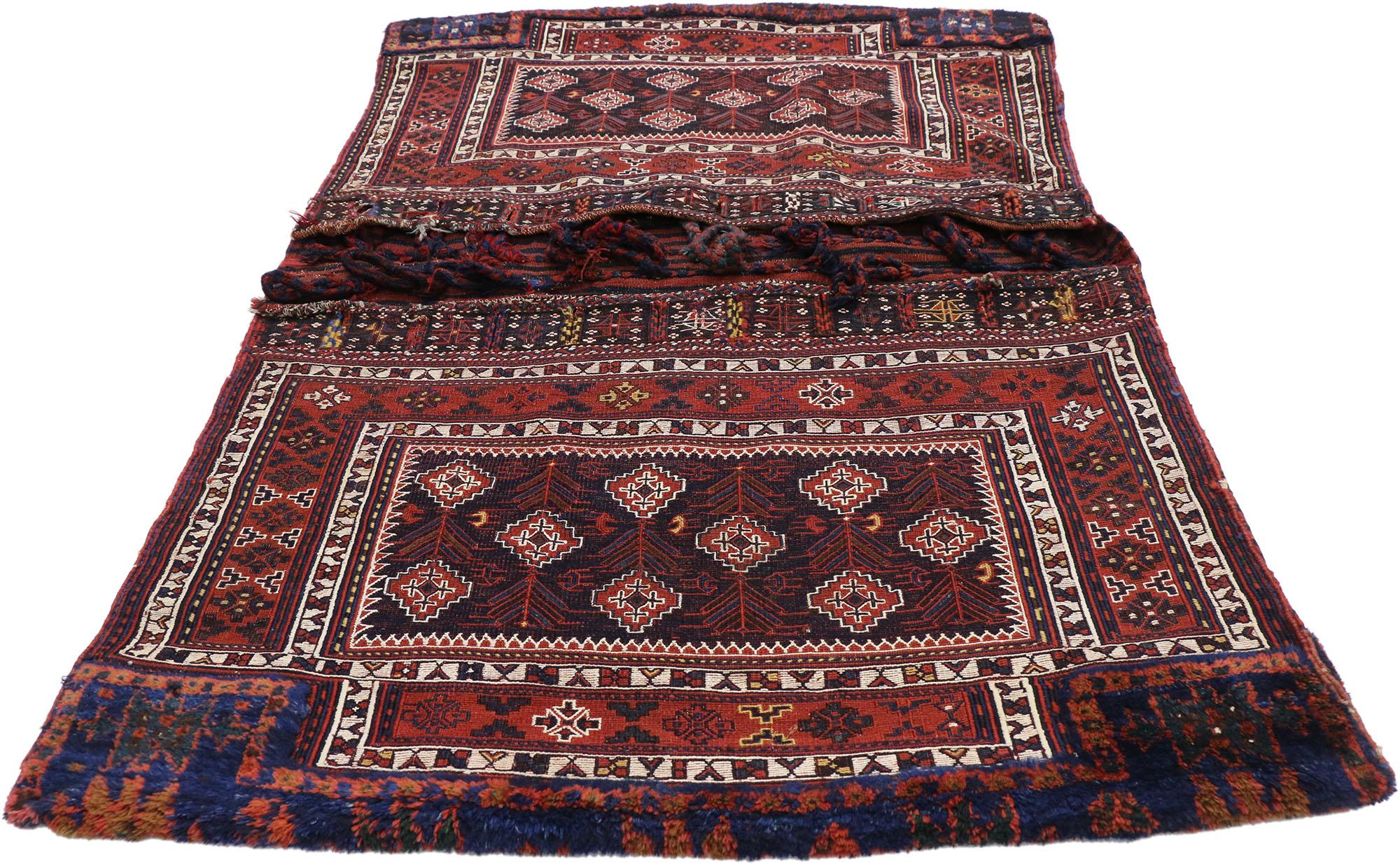Tissé à la main Rare sac à main persan ancien Soumak, breloque nomade rencontre la polyvalence en vente
