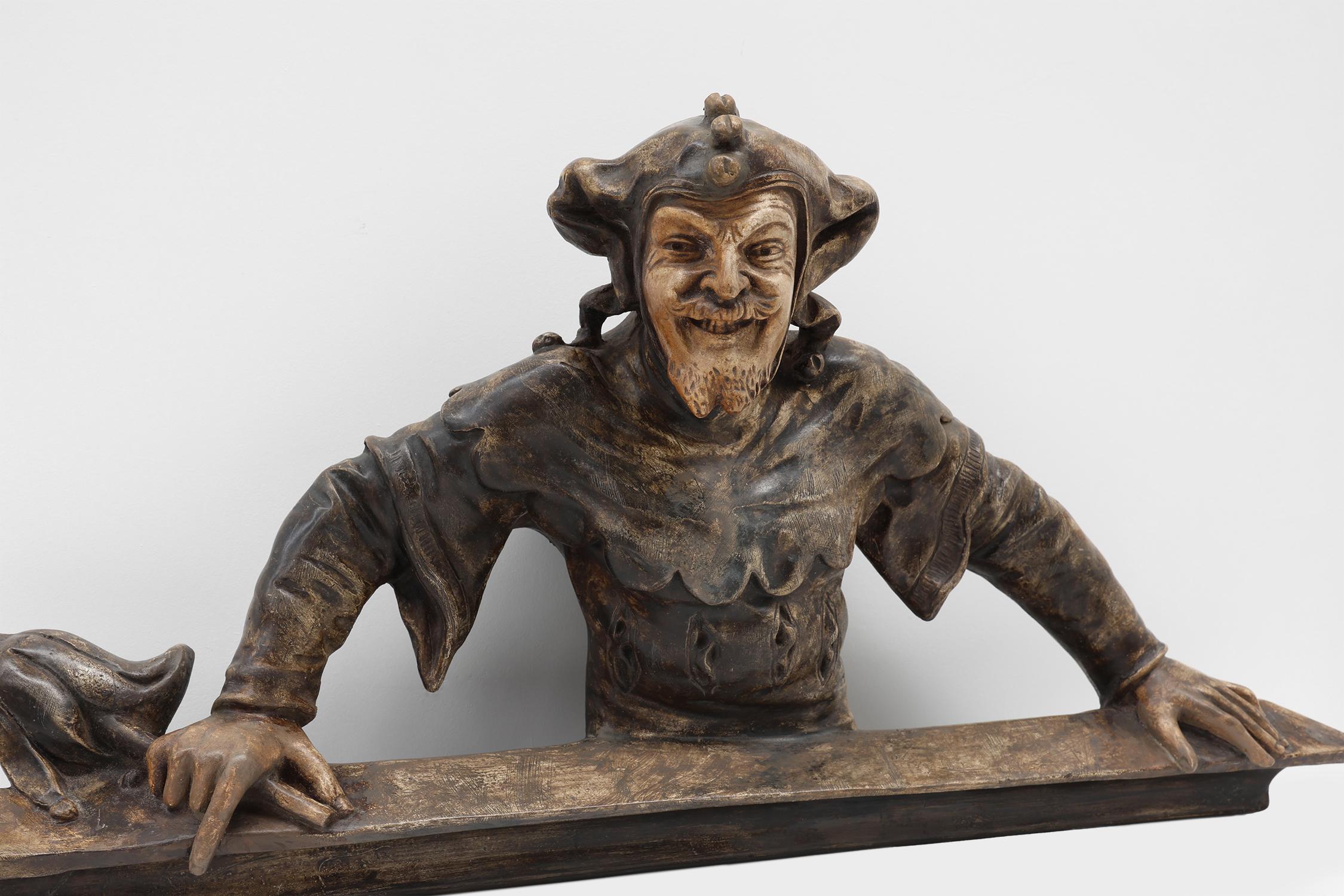 Rustique Rare statue ou sculpture ancienne en plâtre d'un bouffon ou d'un farceur, France ca. 1880 en vente
