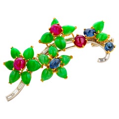 Raro Broche Floral Antiguo de Platino Baguette Diamantes Jade Rubíes y Zafiros