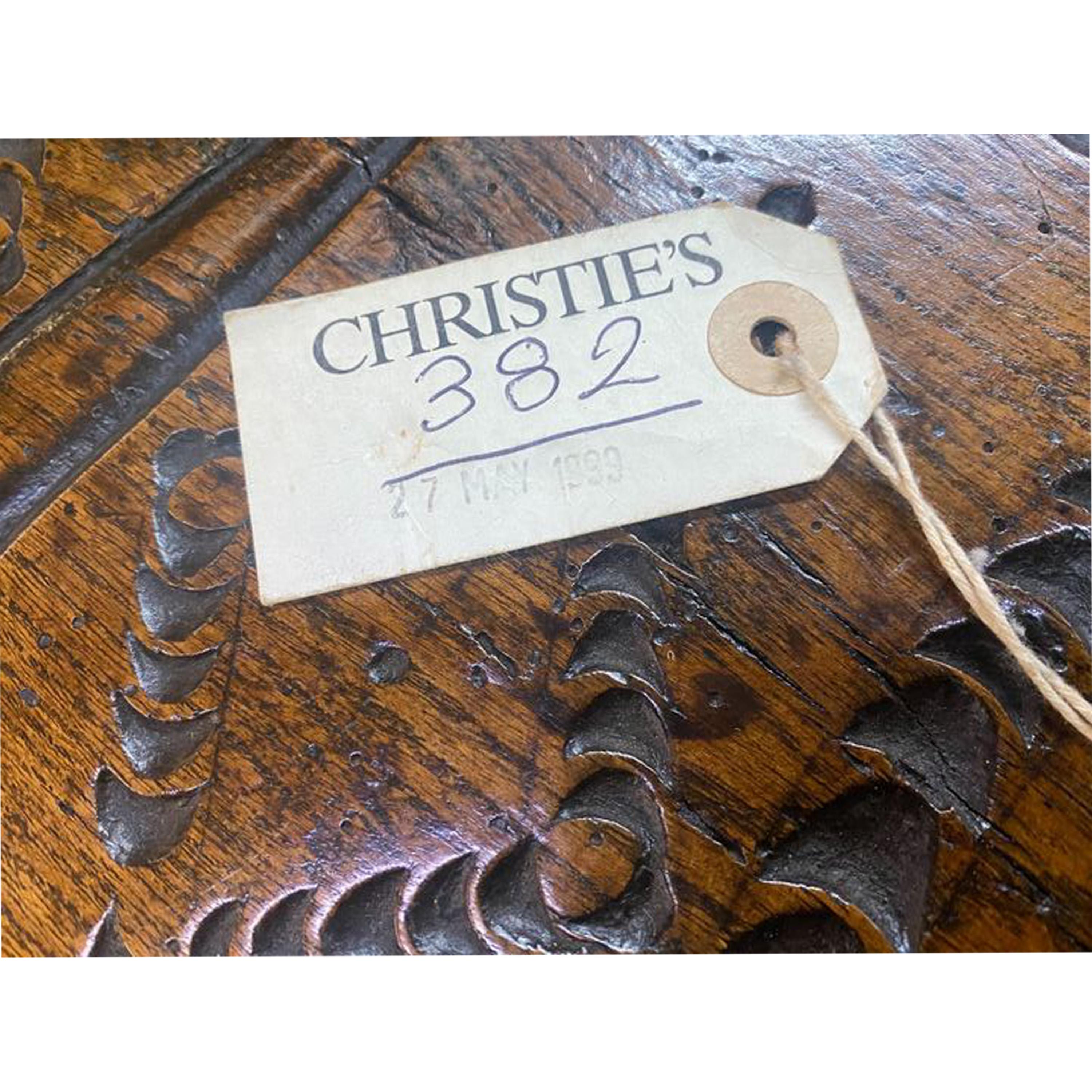 Seltene antike Queen Anne-Koffertruhe für Kinder aus geschnitzter Ulme, datiert Ex Christie's 1706 im Angebot 9